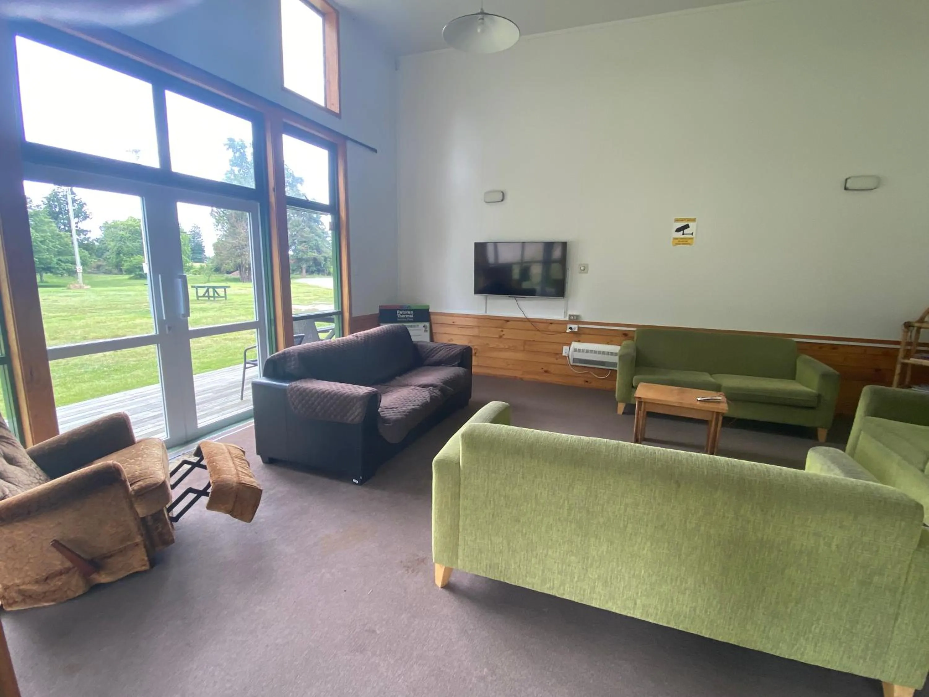 Communal lounge/ TV room in Rotorua Thermal Holiday Park