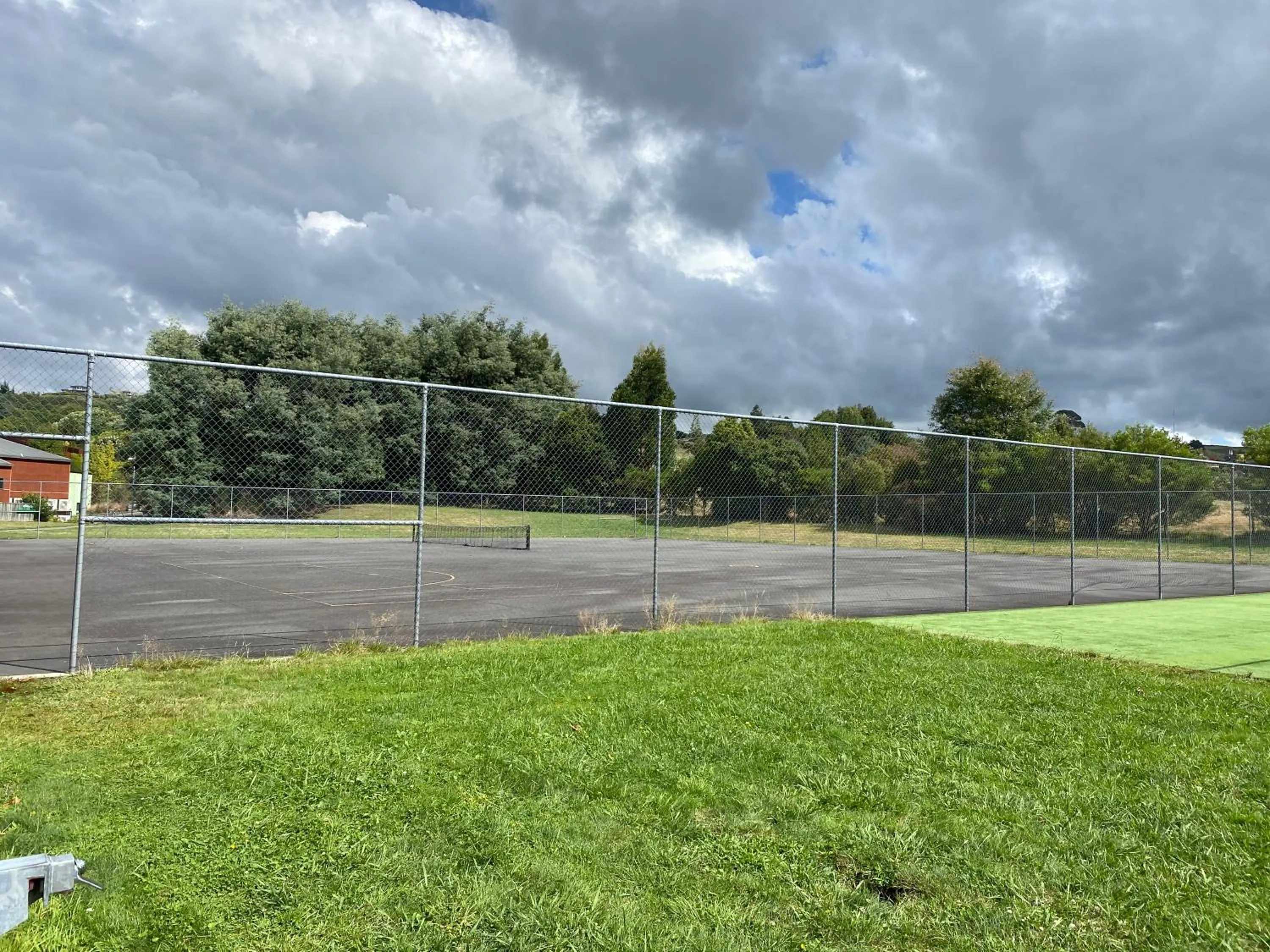 Tennis court in Rotorua Thermal Holiday Park