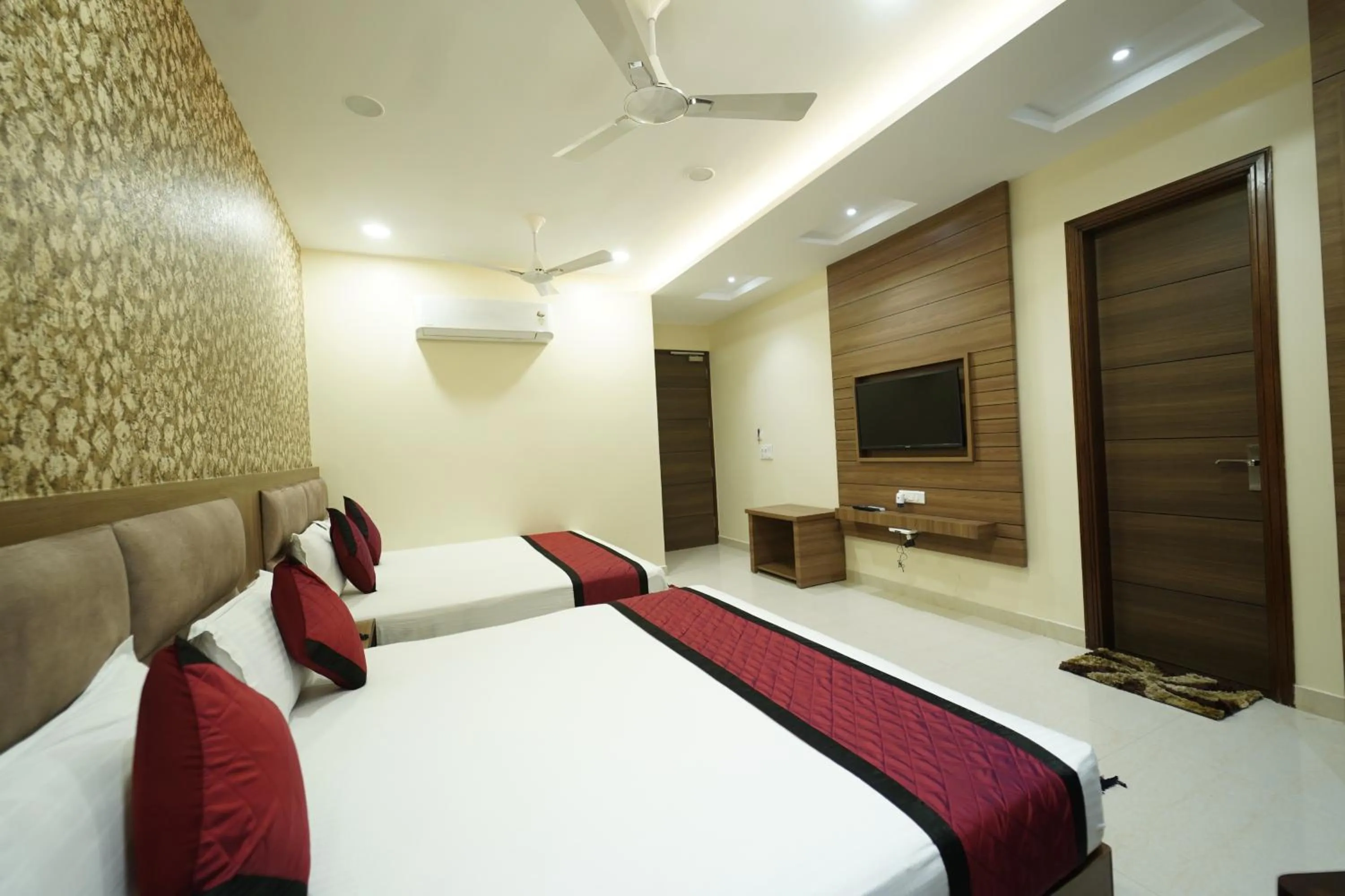 Family Room with Bathroom - single occupancy in hotel s.s royal