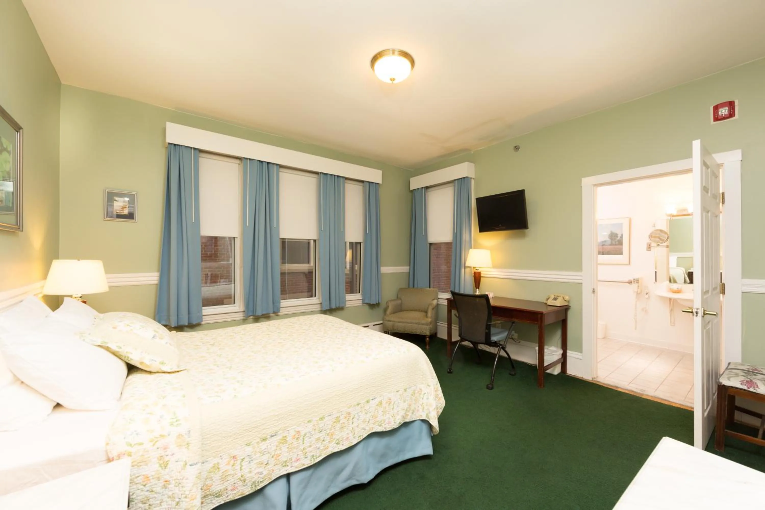 Photo of the whole room, Bed in Irving House at Harvard
