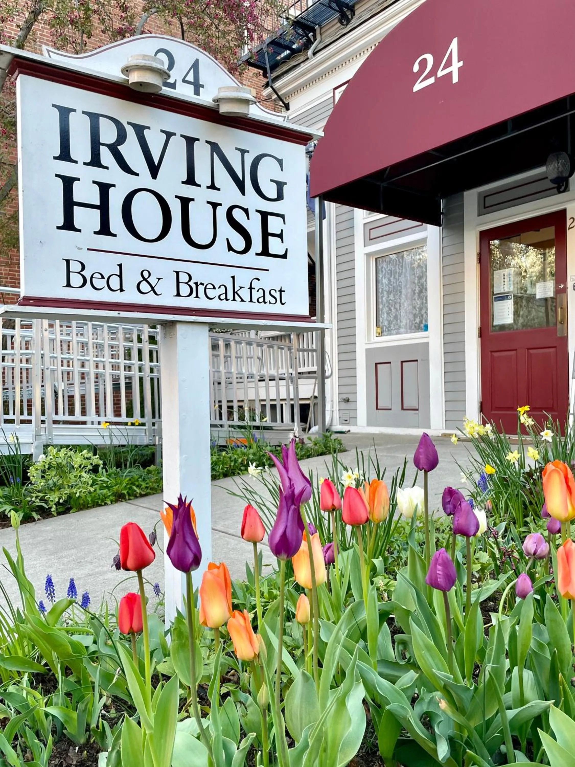 Facade/entrance in Irving House at Harvard