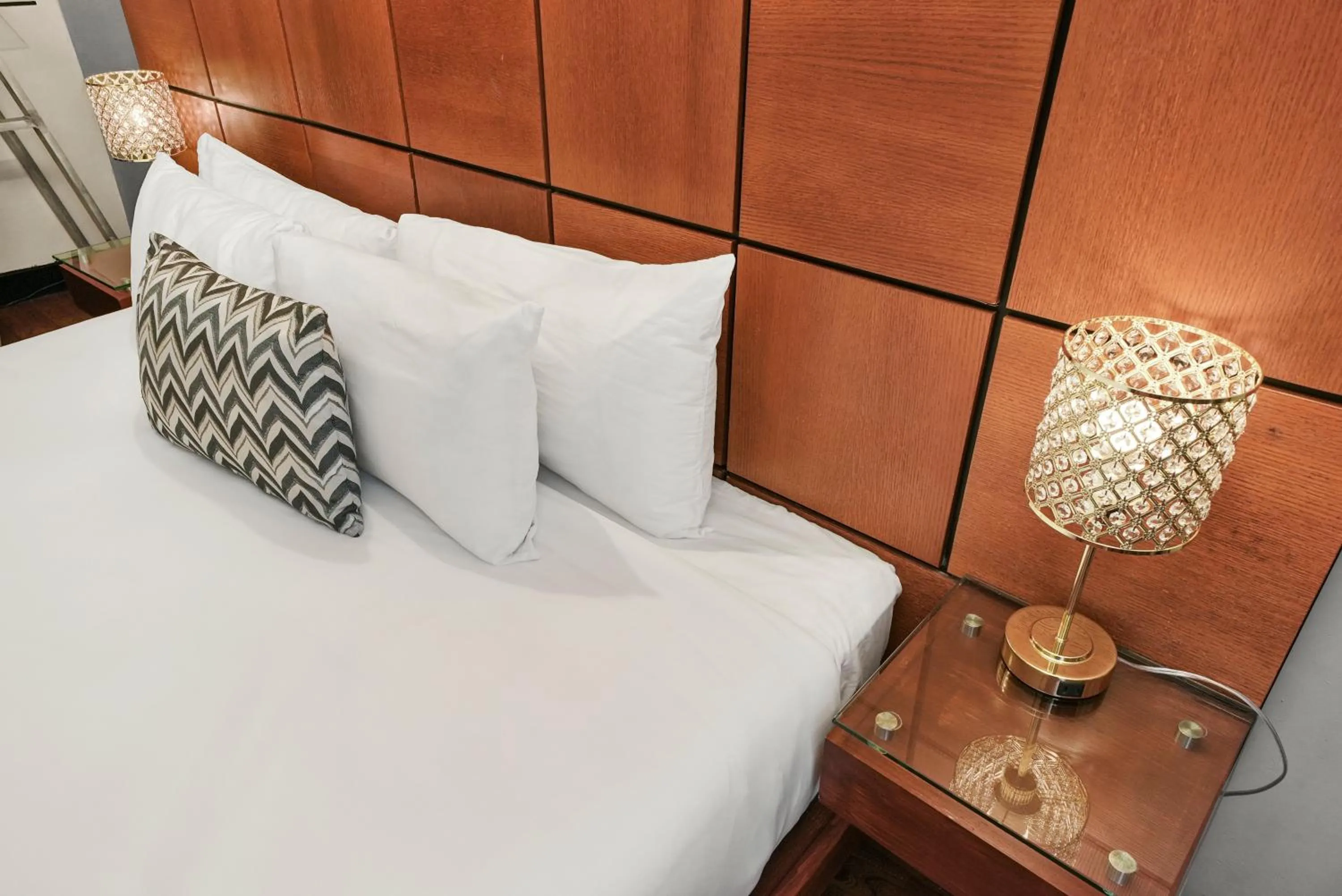 Bedroom, Bed in Chesterfield Hotel & Suites