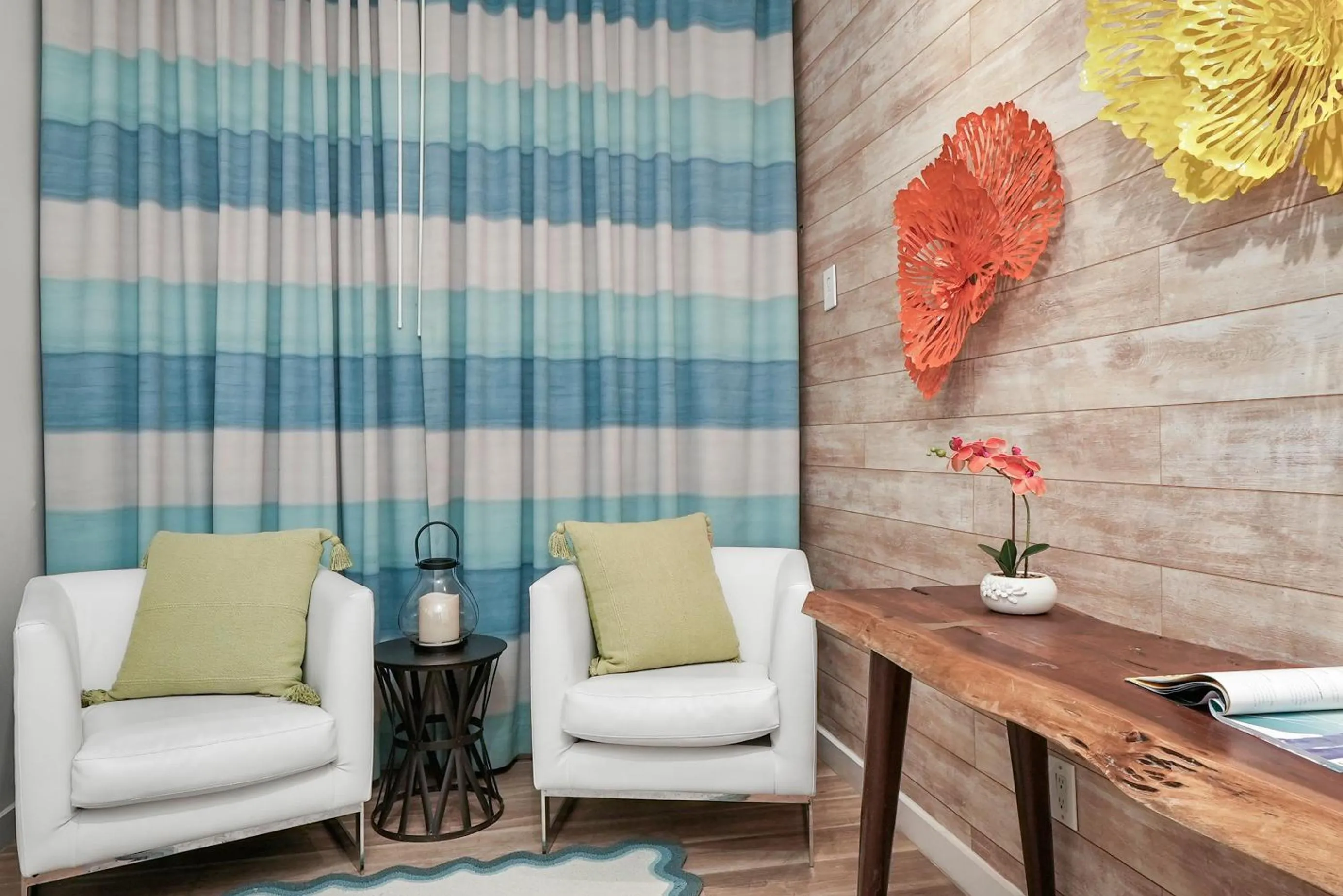 Seating area in Chesterfield Hotel & Suites