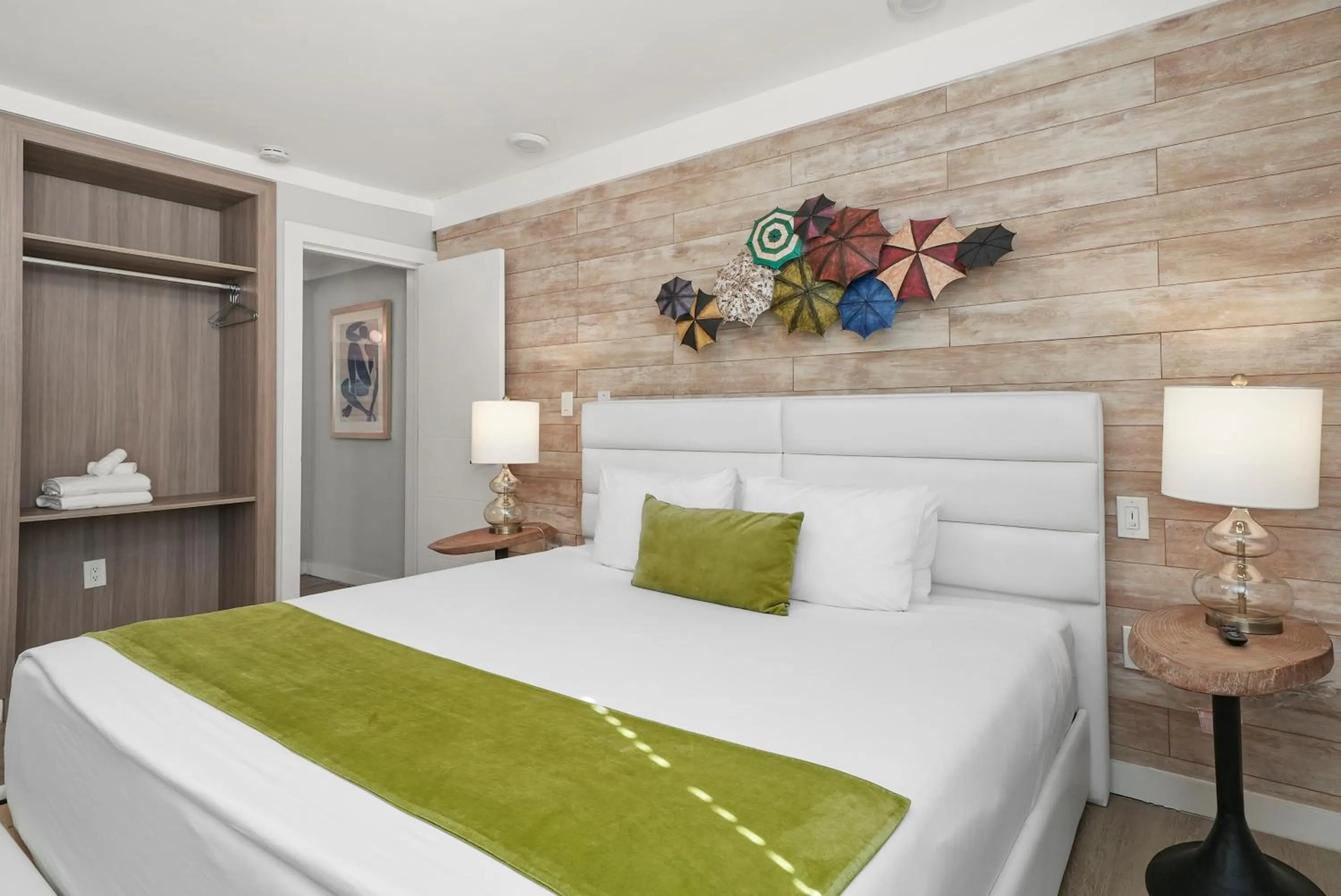 Bedroom, Bed in Chesterfield Hotel & Suites