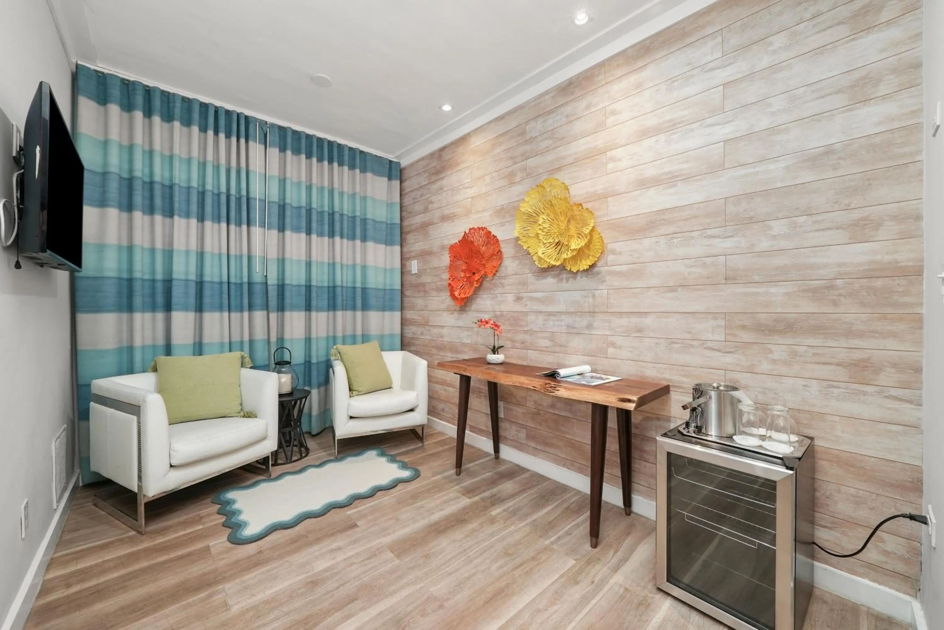 Seating area in Chesterfield Hotel & Suites