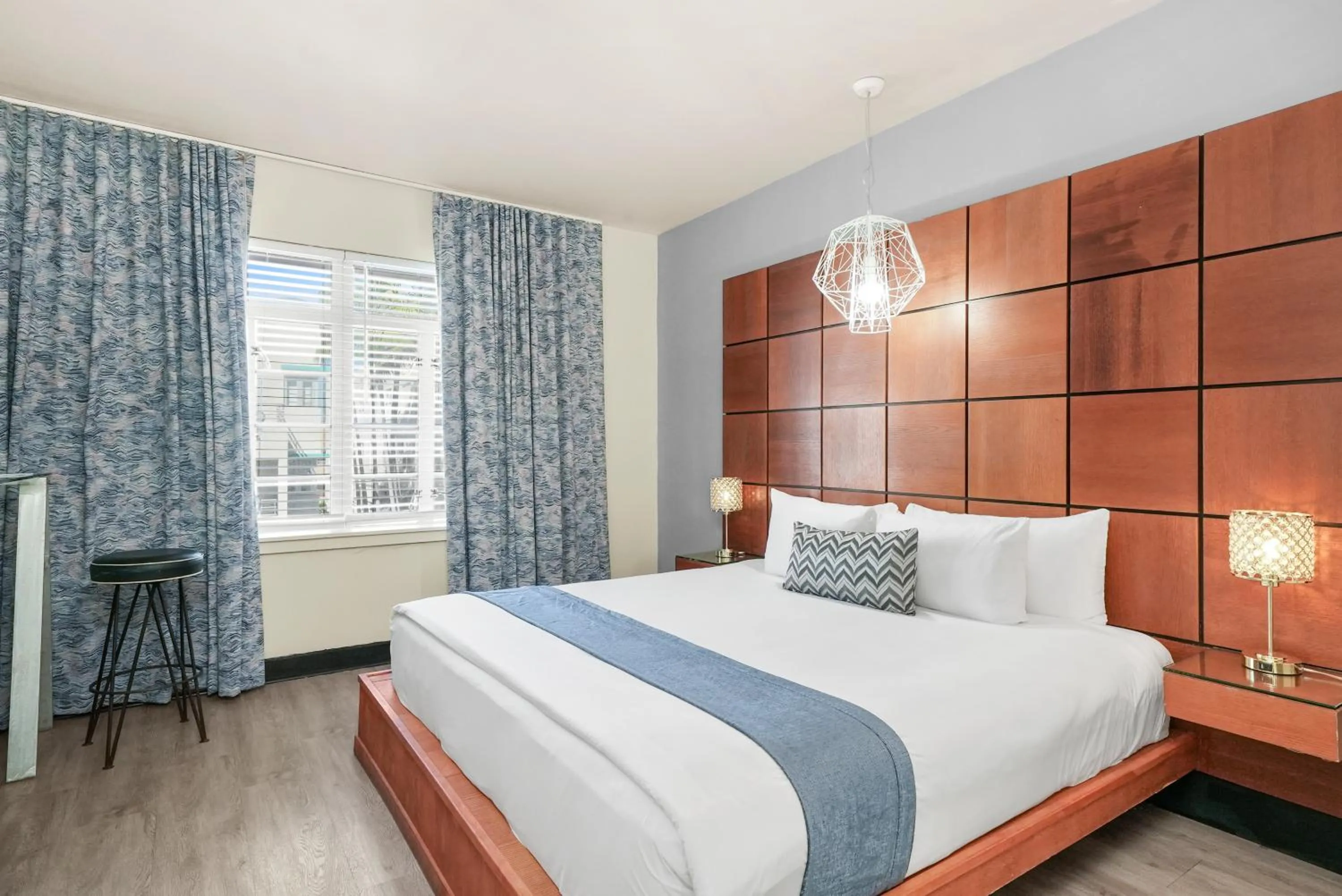 Bedroom, Bed in Chesterfield Hotel & Suites