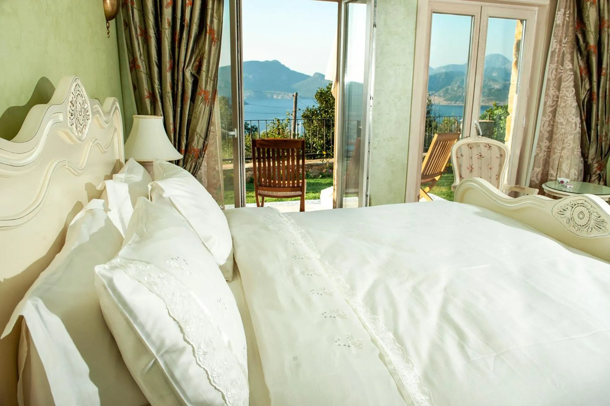 Bed in Swan Lake Hotel - Adult Only