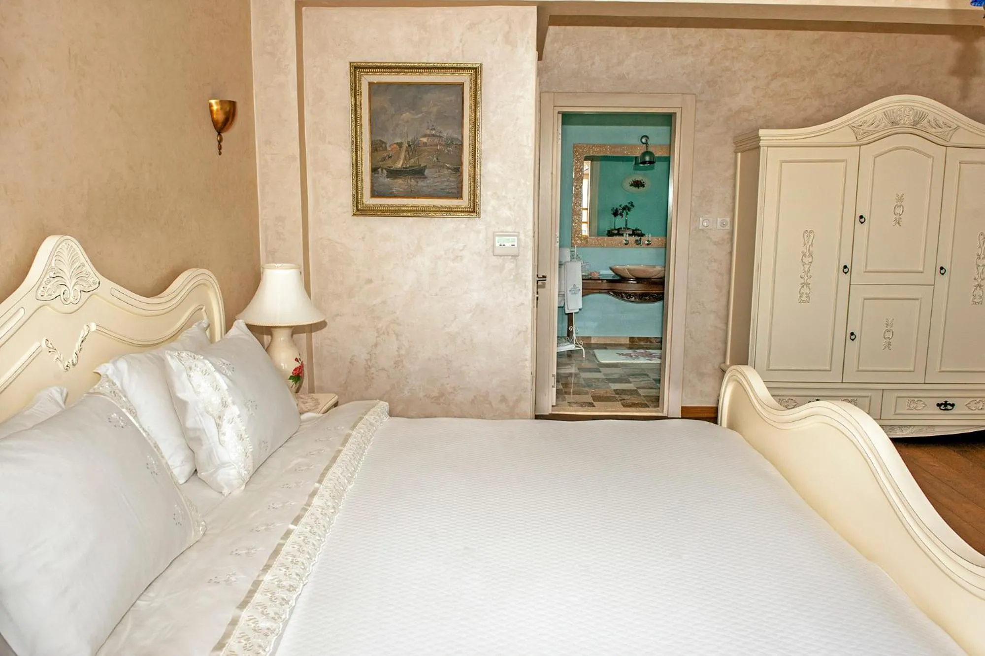 Bed in Swan Lake Hotel - Adult Only