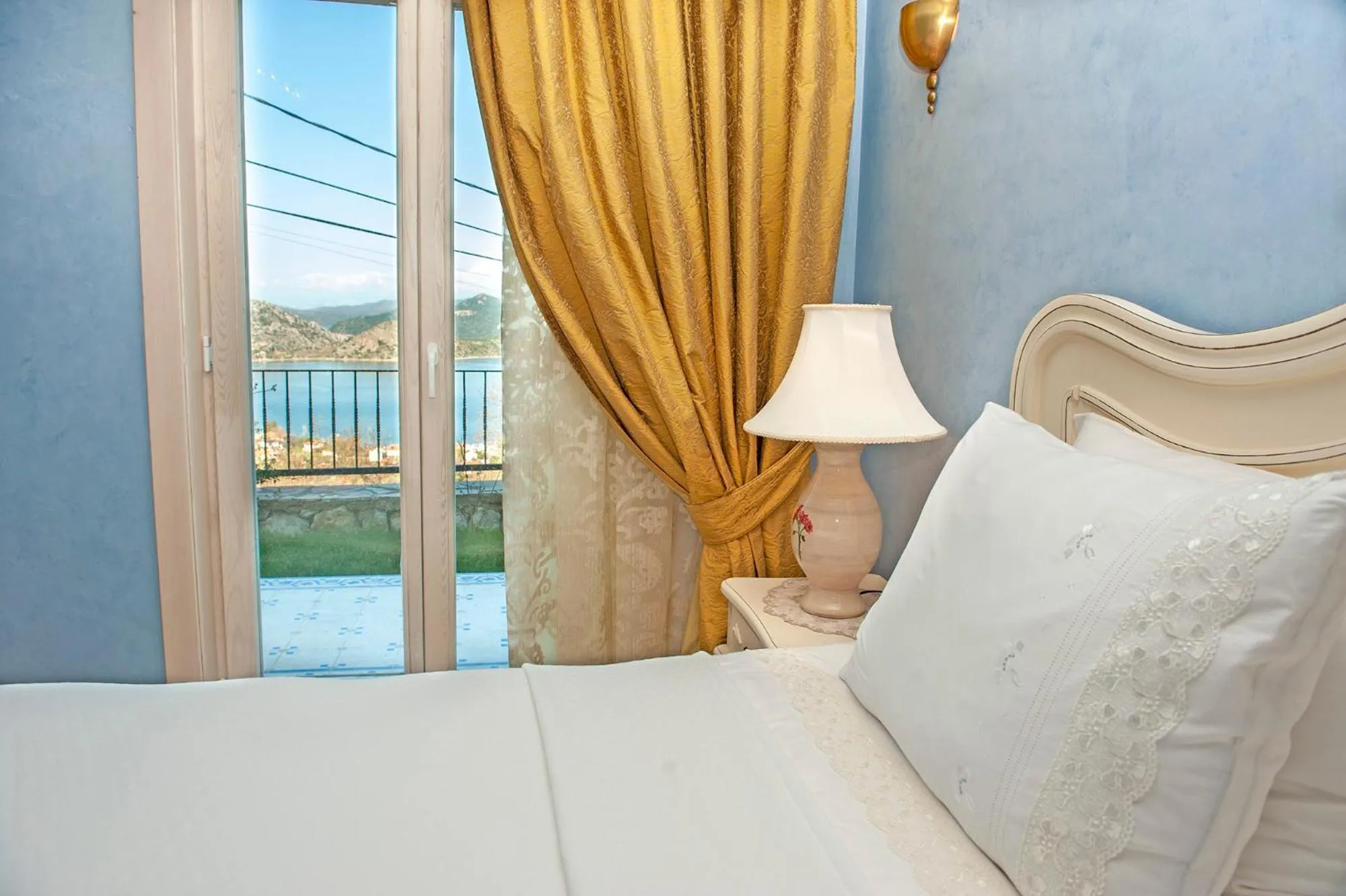 Bed in Swan Lake Hotel - Adult Only