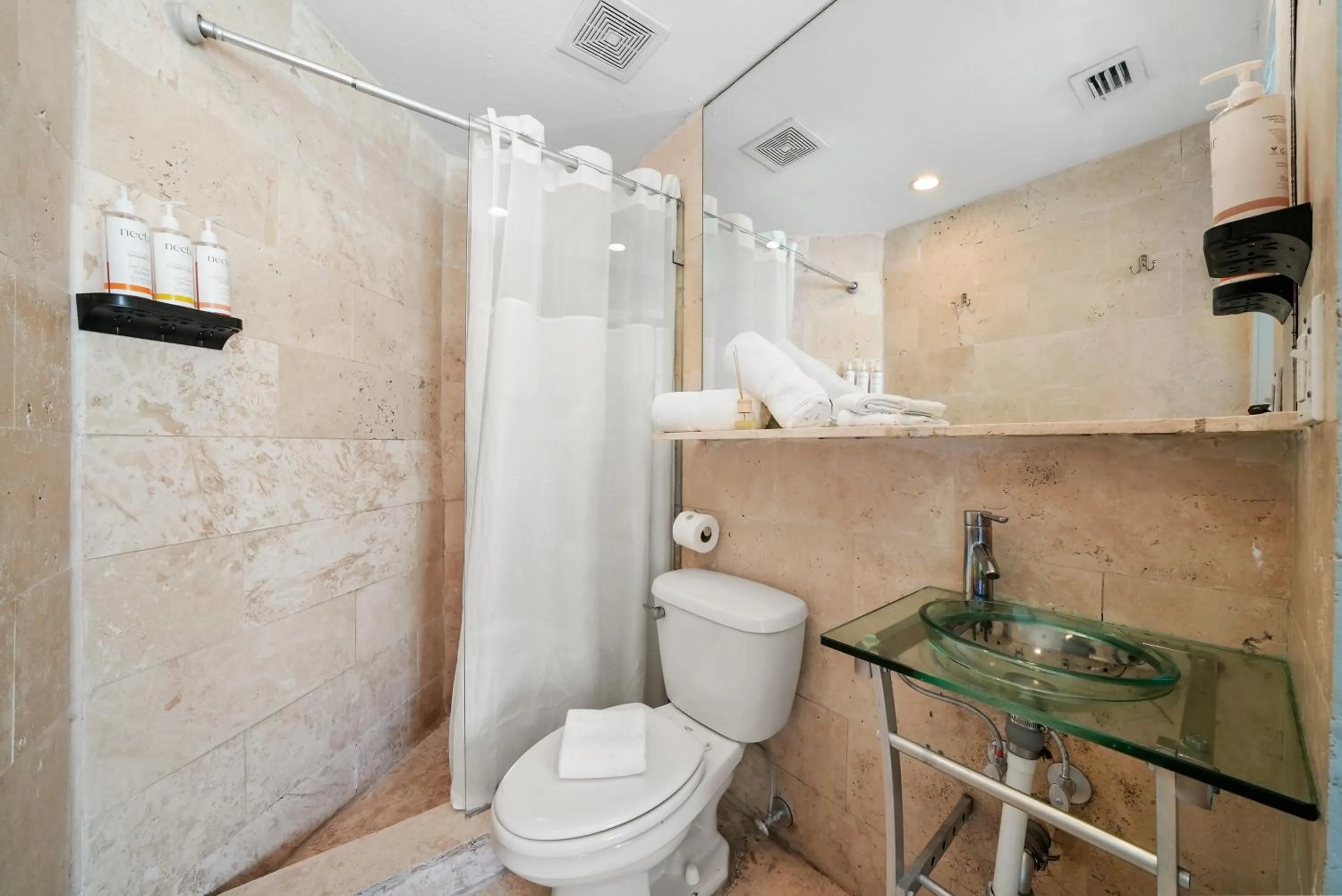 Bathroom in Whitelaw Hotel