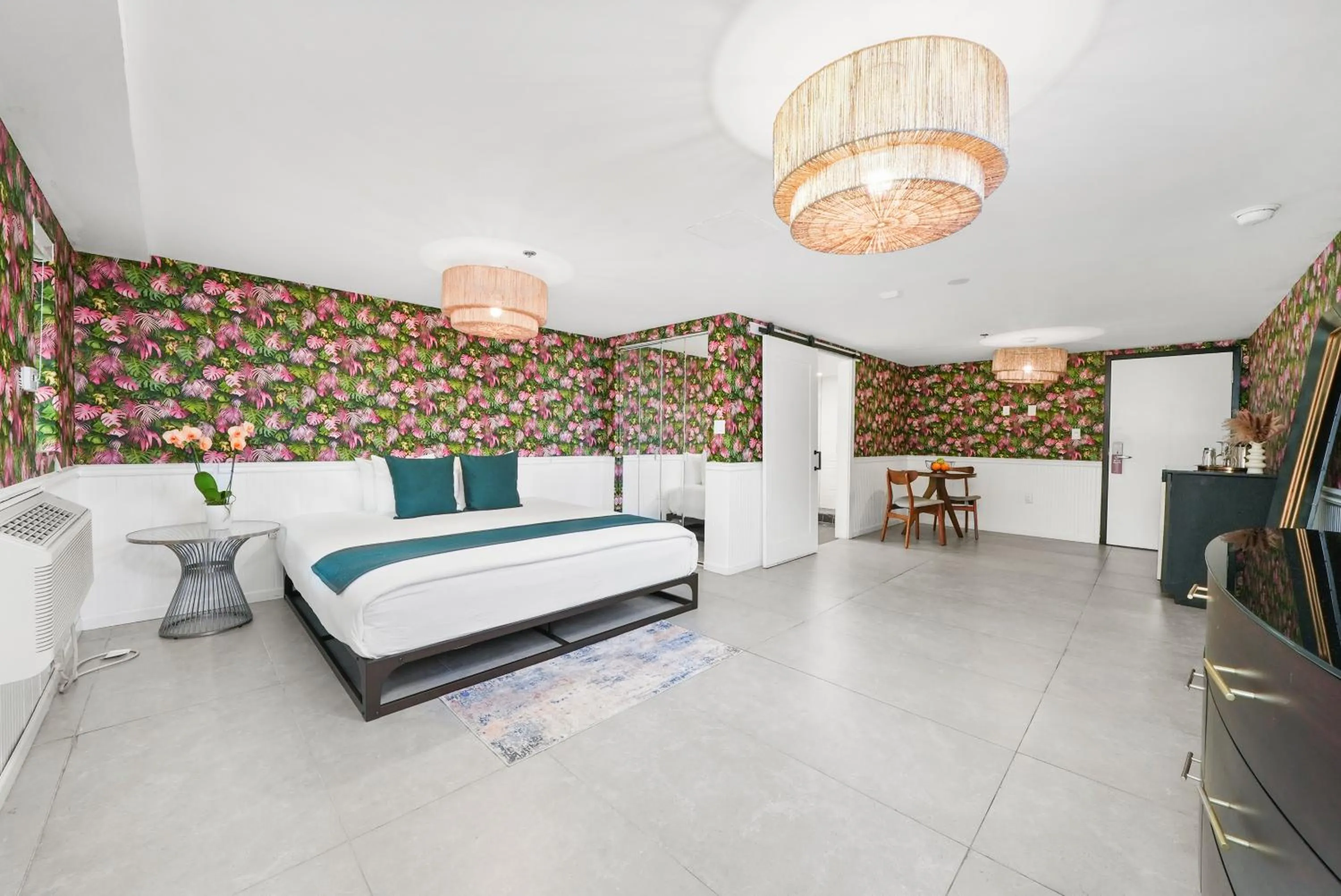 Photo of the whole room, Bed in Whitelaw Hotel