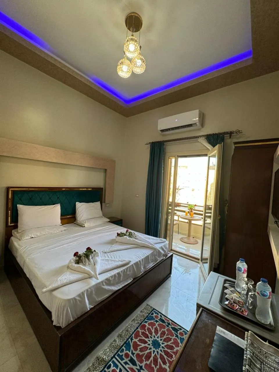 Bed in Golden Palace Hotel