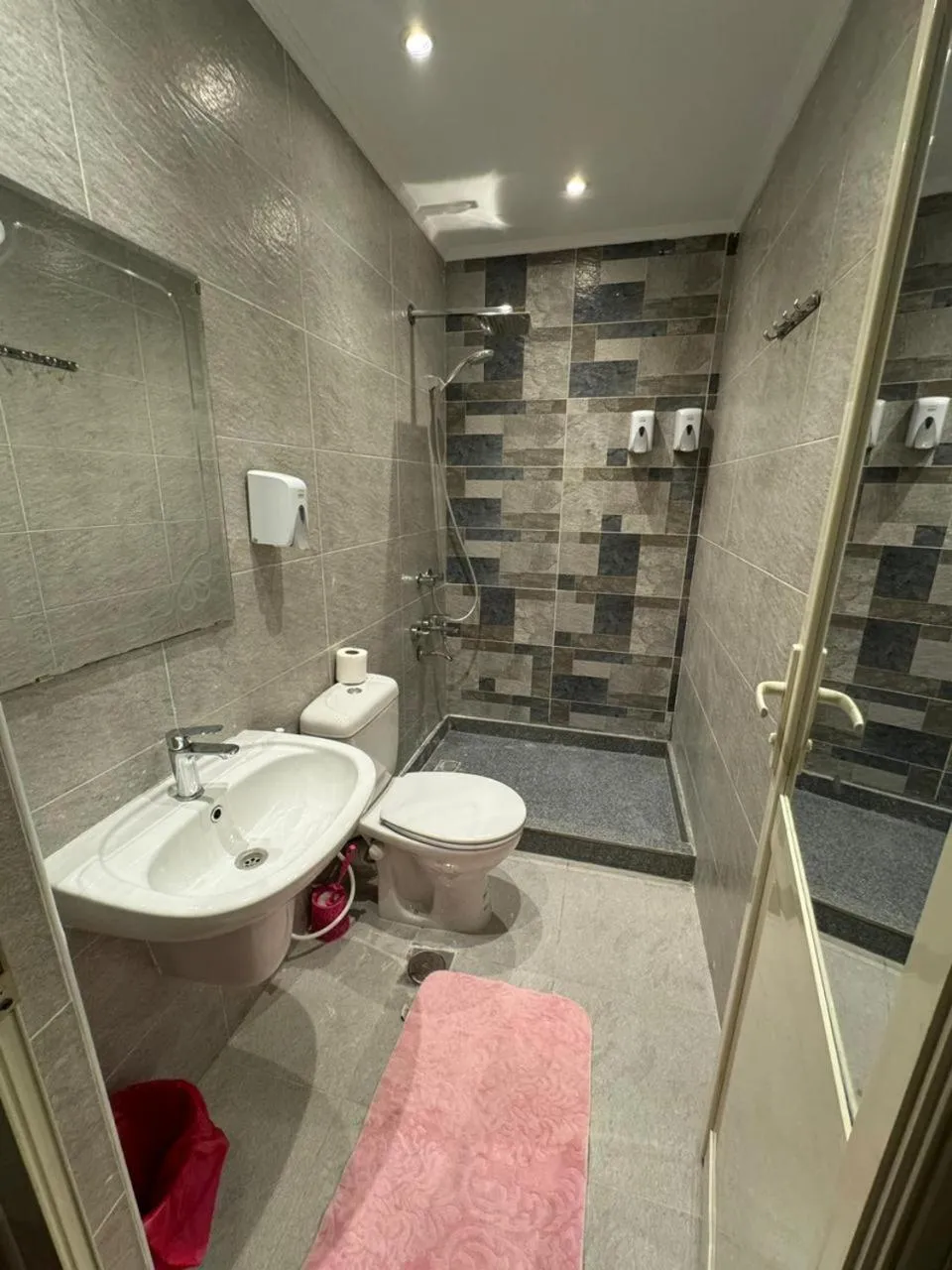 Toilet in Golden Palace Hotel