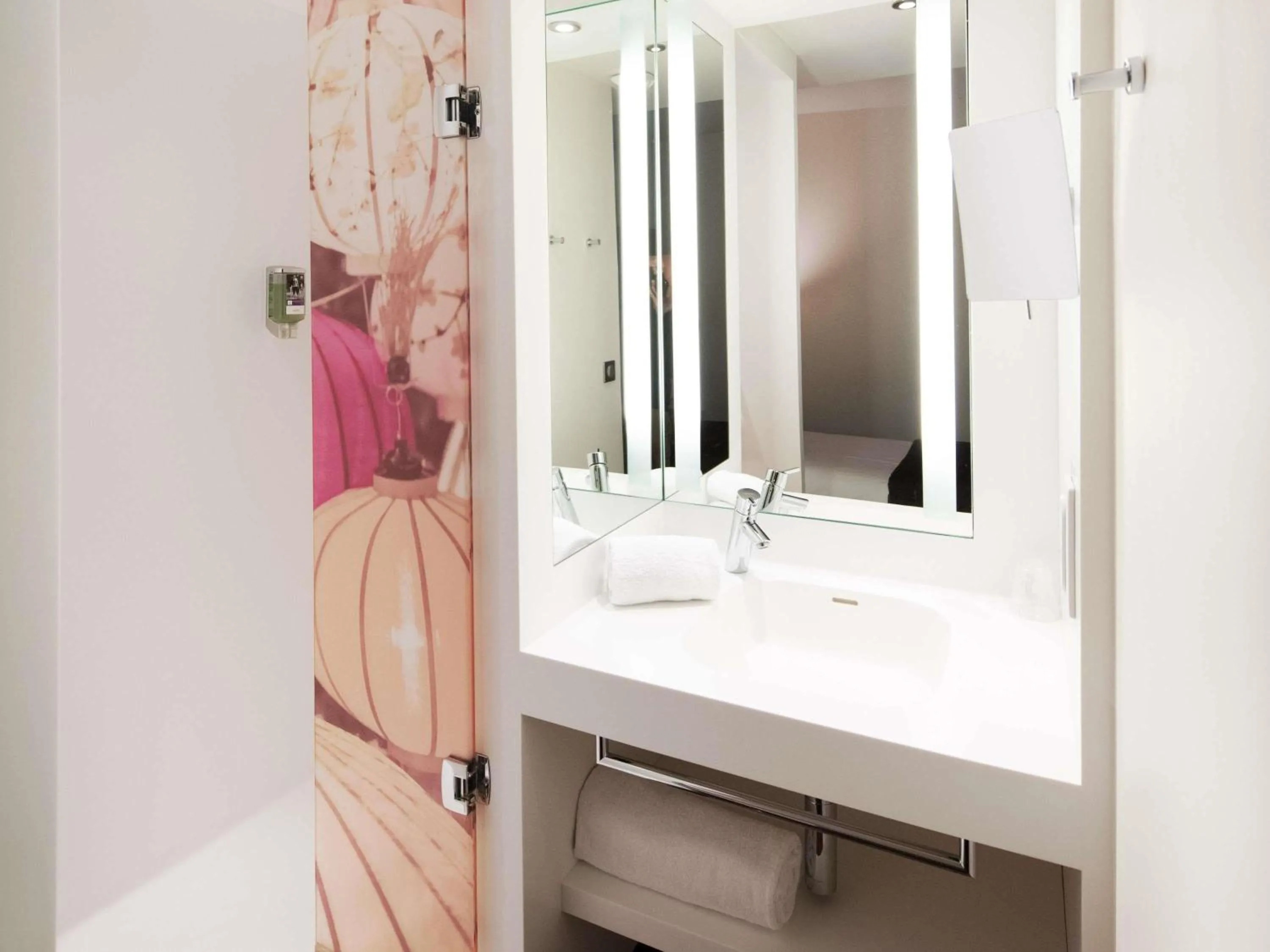 Bedroom in Mercure Lyon Centre Plaza République