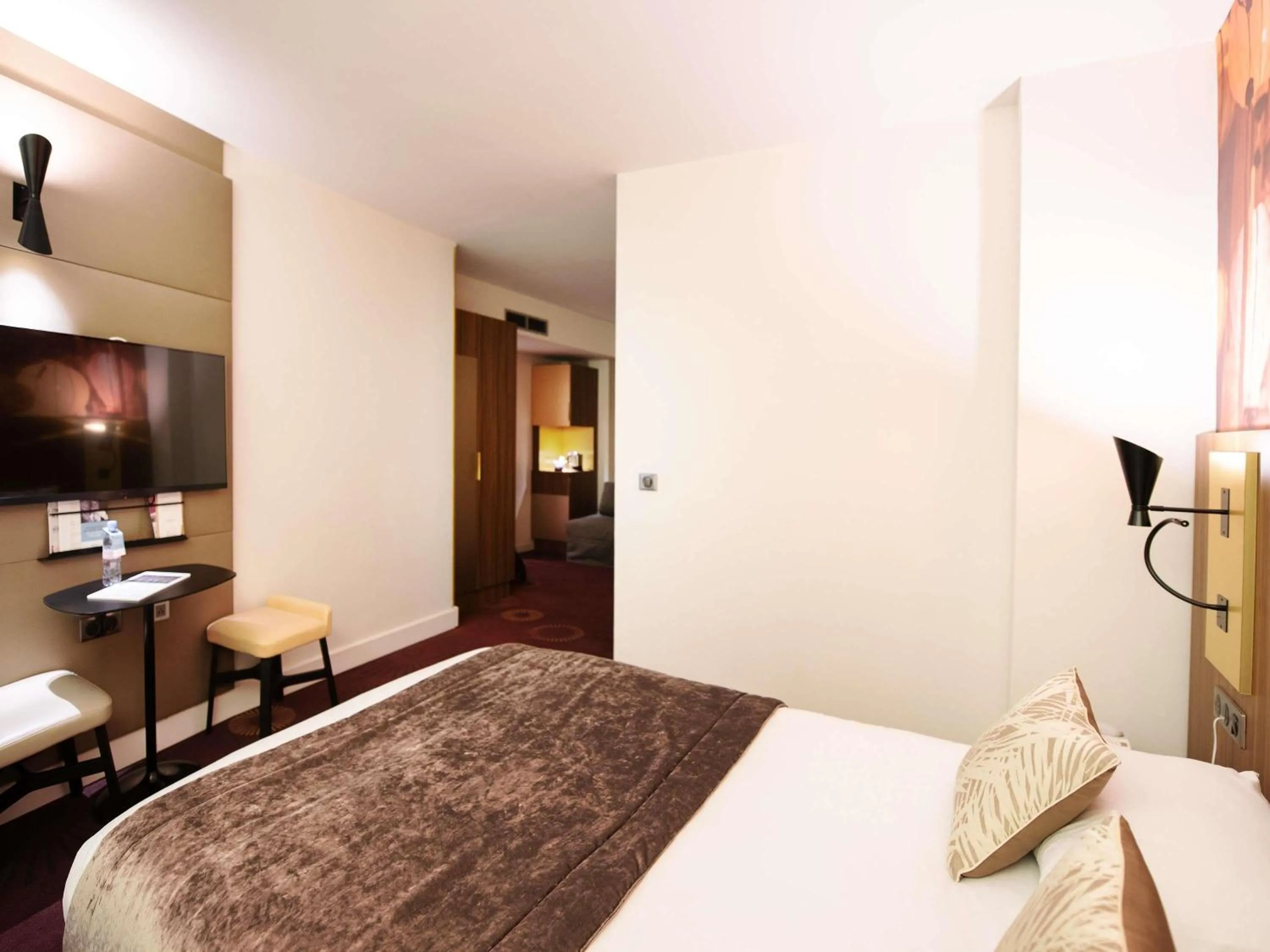 Bedroom, Bed in Mercure Lyon Centre Plaza République