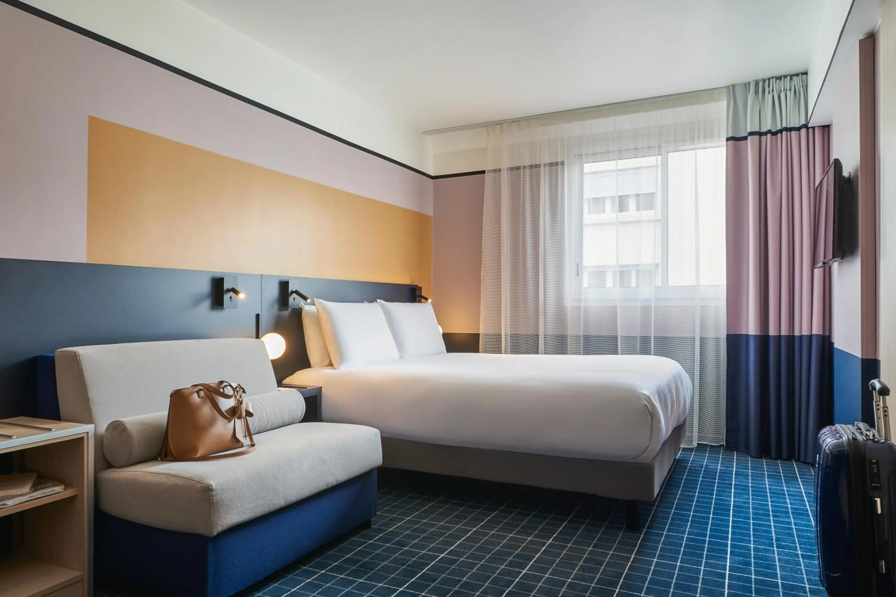 View (from property/room), Bed in Mercure Paris 15 Porte de Versailles