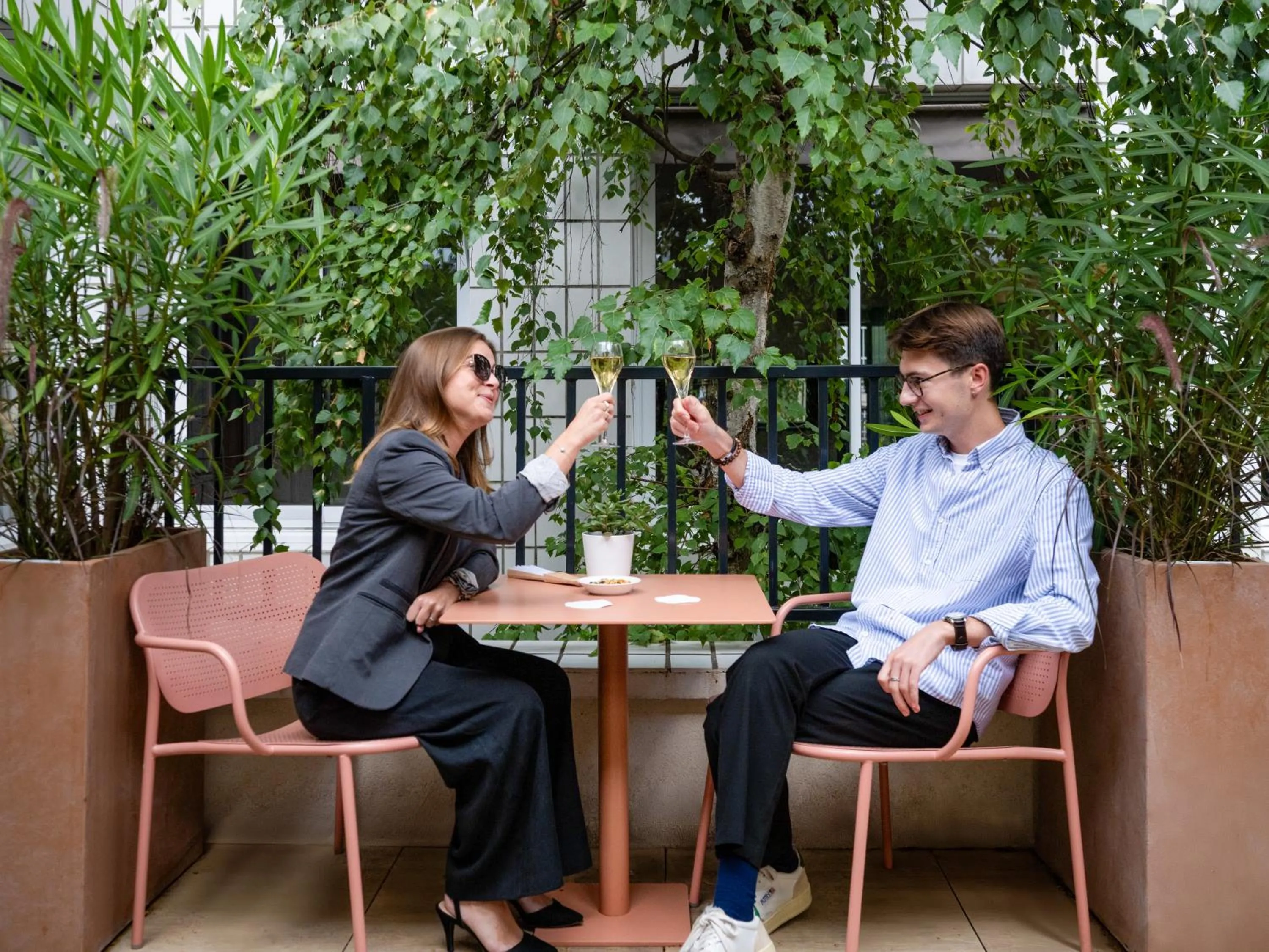 Restaurant/places to eat in Mercure Paris 15 Porte de Versailles