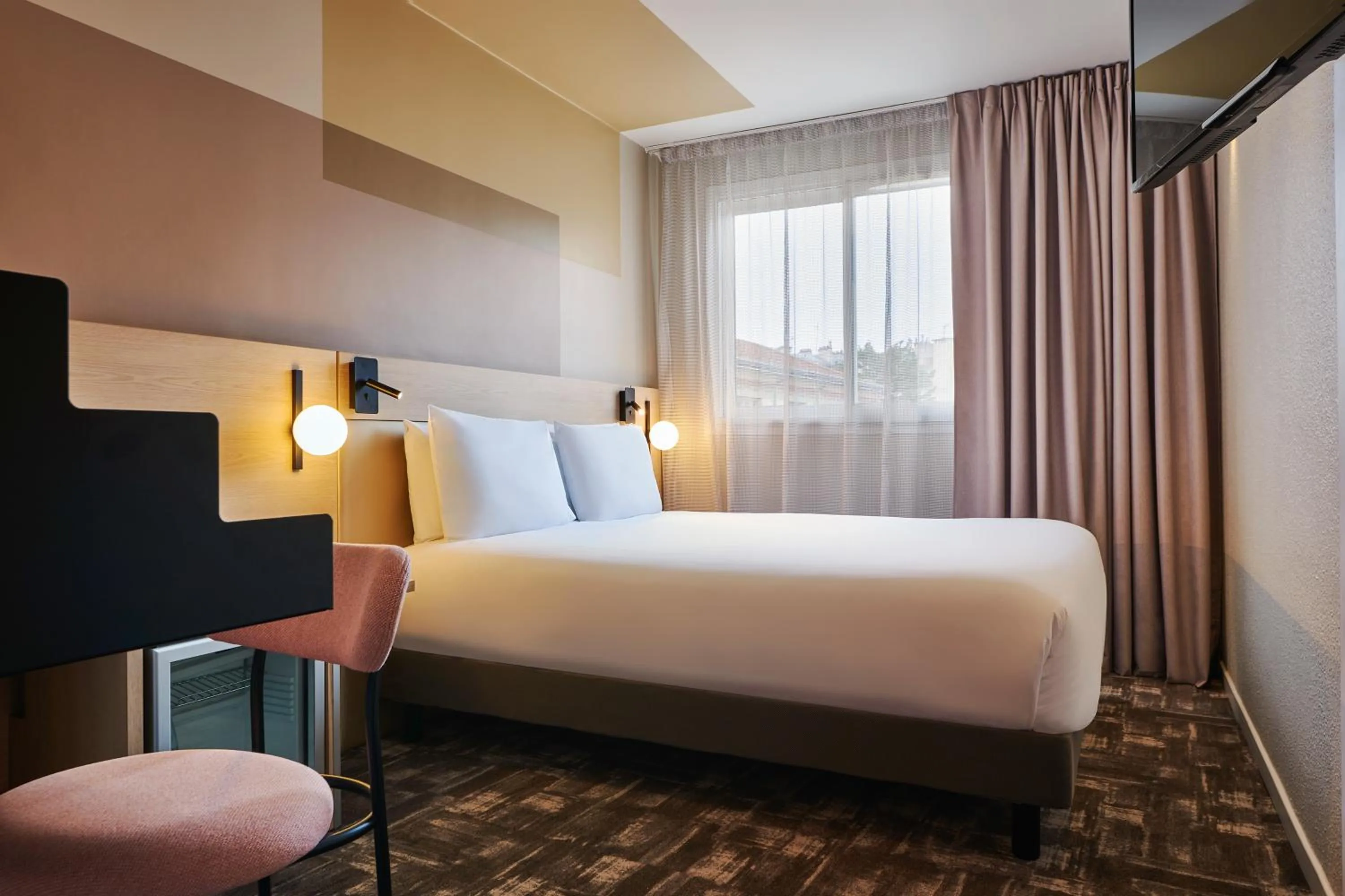 Photo of the whole room, Bed in Mercure Paris 15 Porte de Versailles