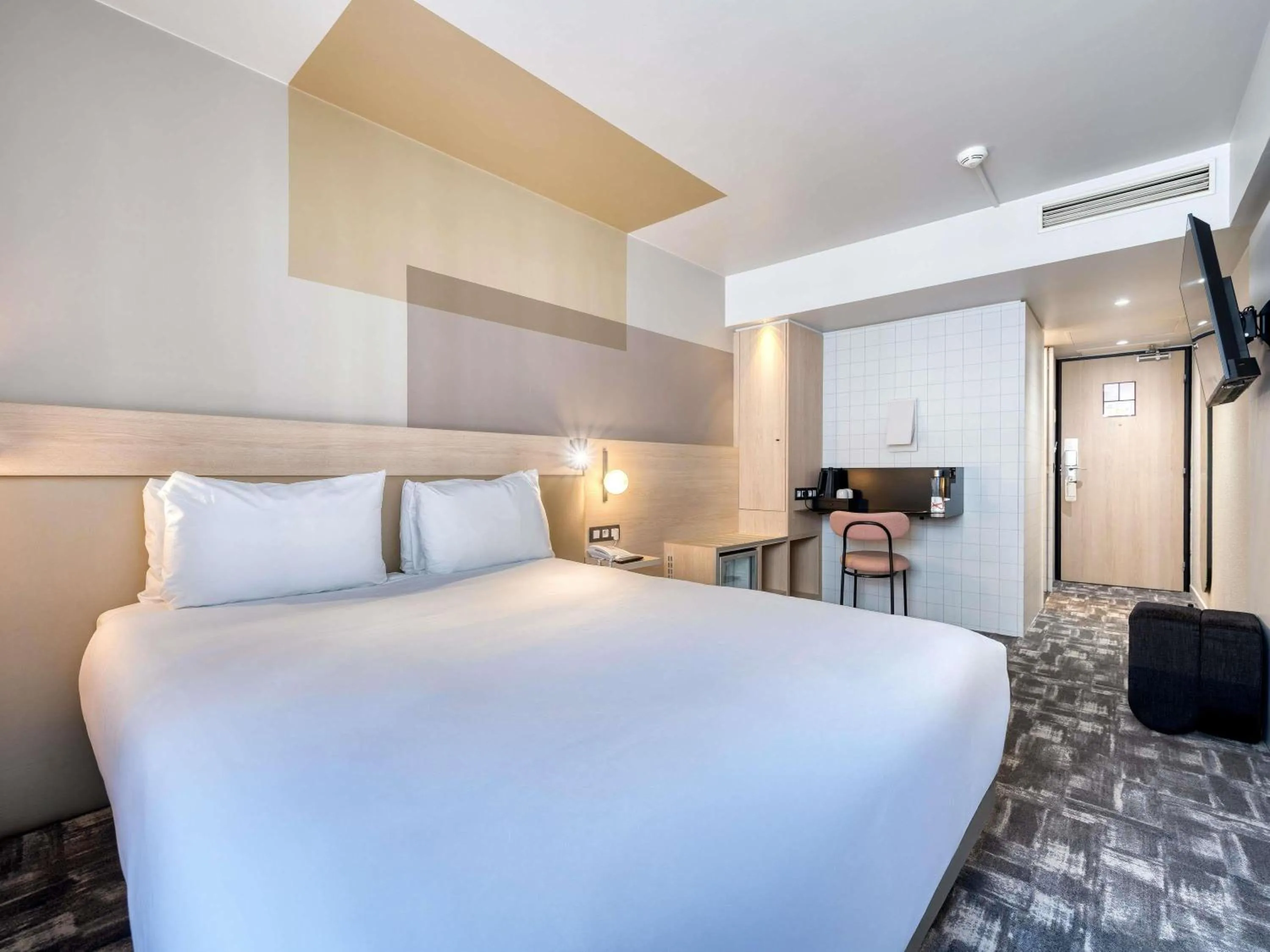 Bedroom, Bed in Mercure Paris 15 Porte de Versailles