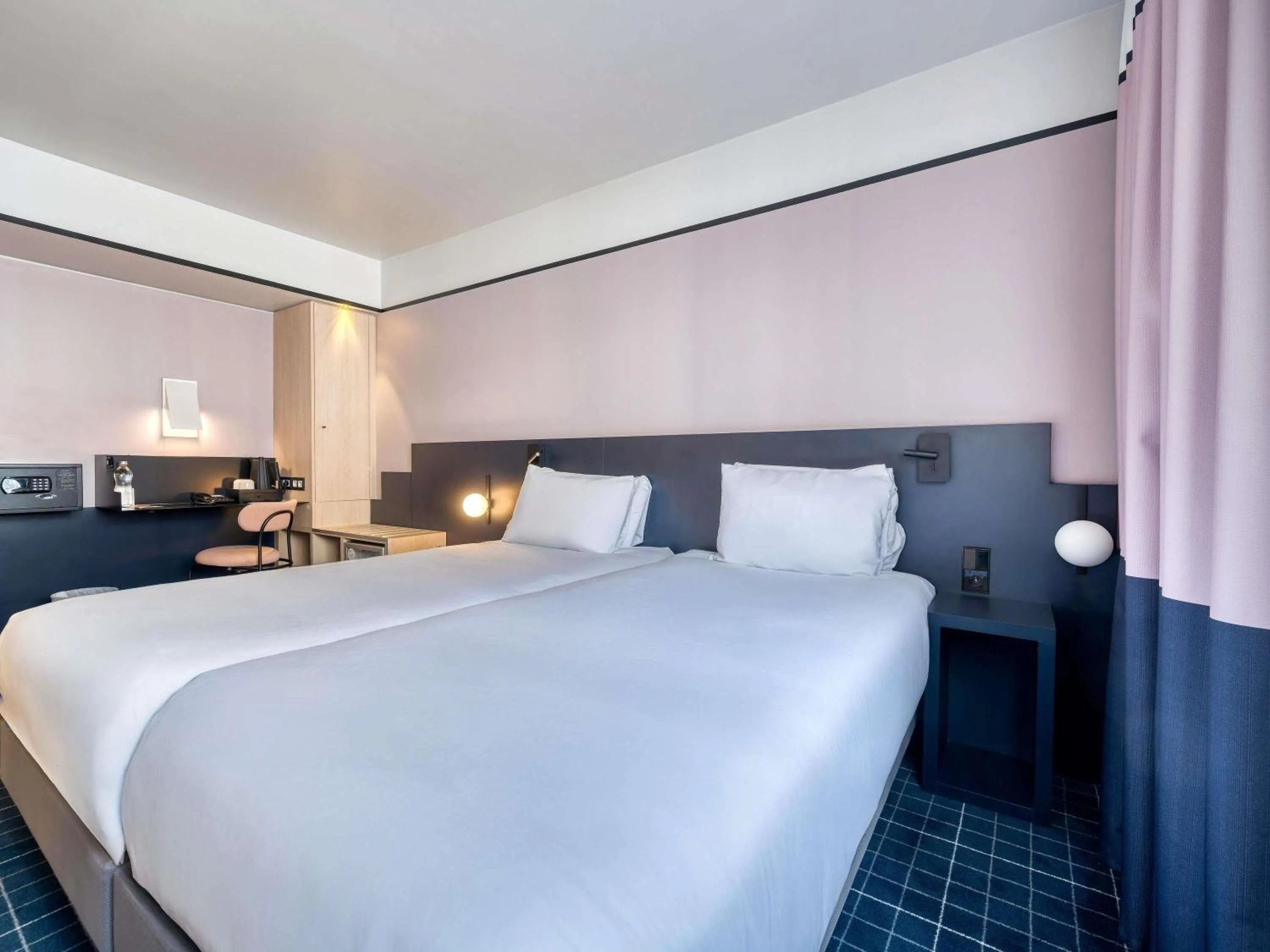 Bedroom, Bed in Mercure Paris 15 Porte de Versailles