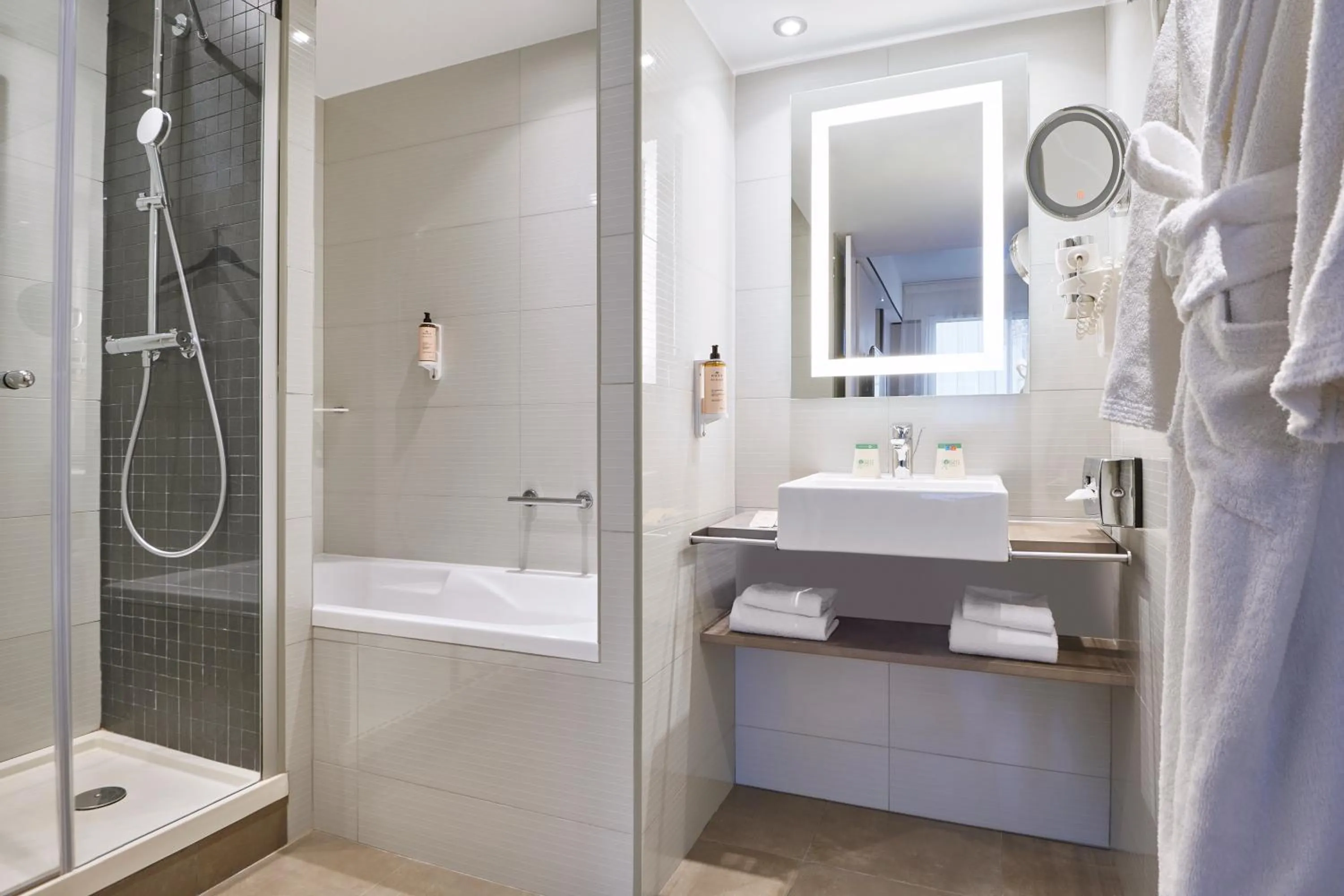 Bathroom in Mercure Paris 15 Porte de Versailles