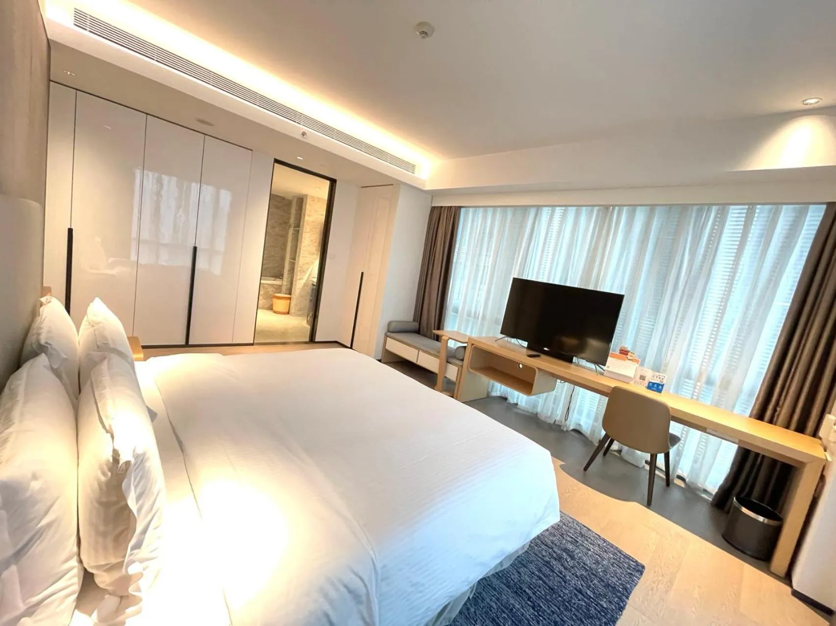 Photo of the whole room, Bed in Ascott Raffles City Chongqing