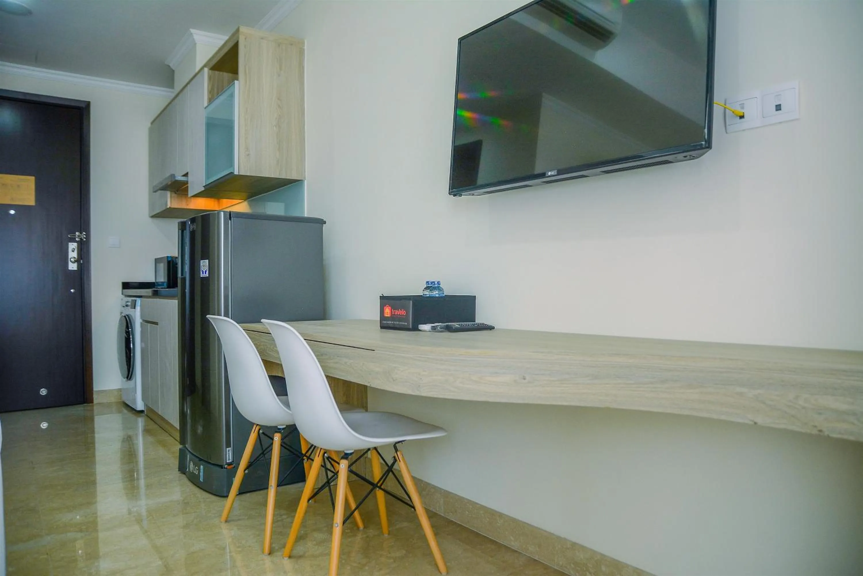 Kitchen or kitchenette in Modern and Cozy Studio Menteng Park Apartment By Travelio