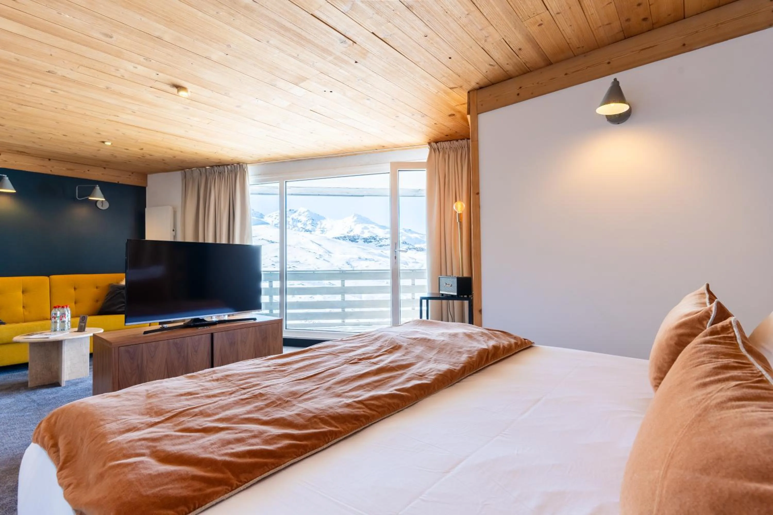 Photo of the whole room, Bed in Fahrenheit Seven Val Thorens