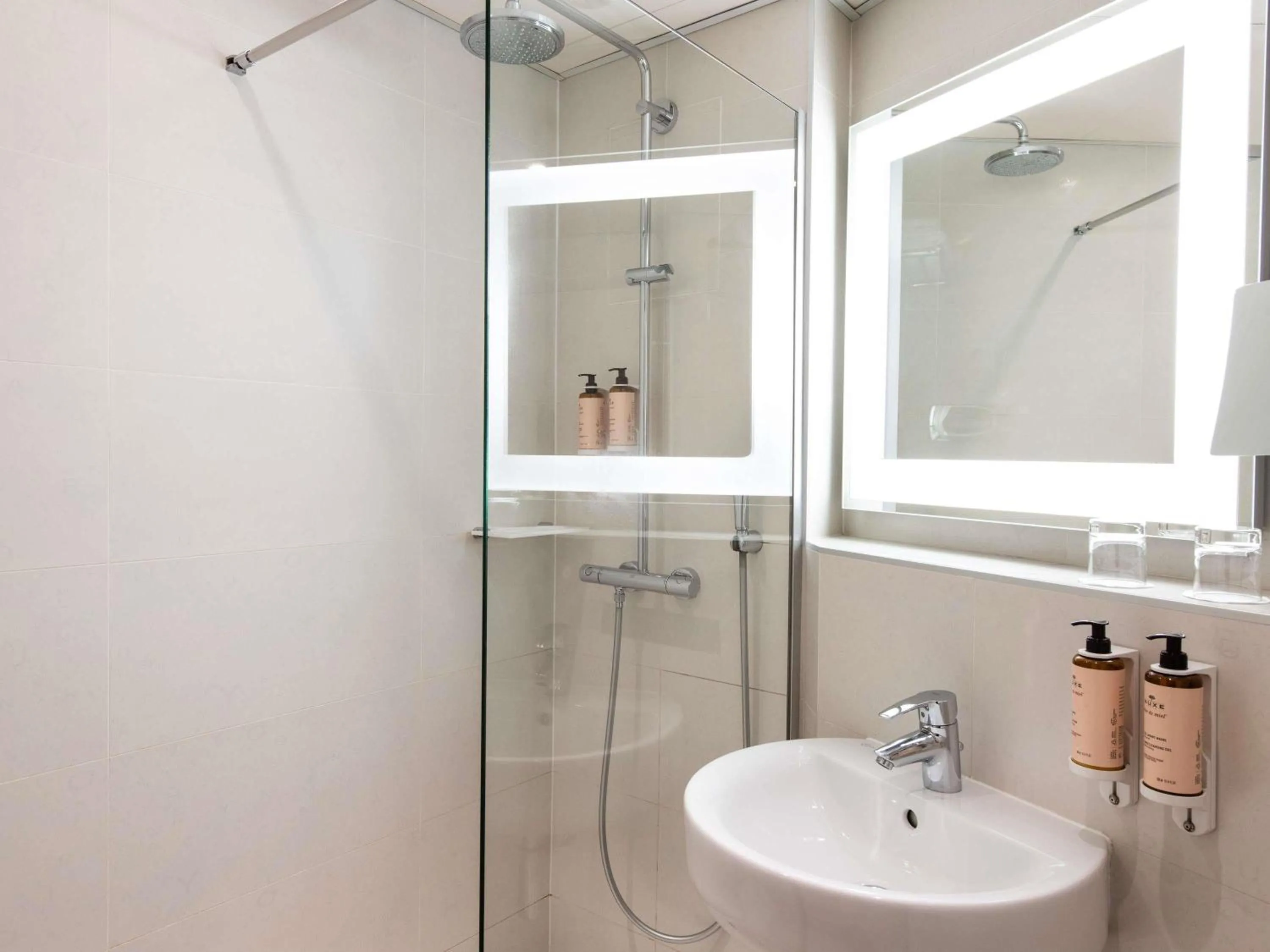 Bedroom in Mercure Paris Montparnasse Raspail