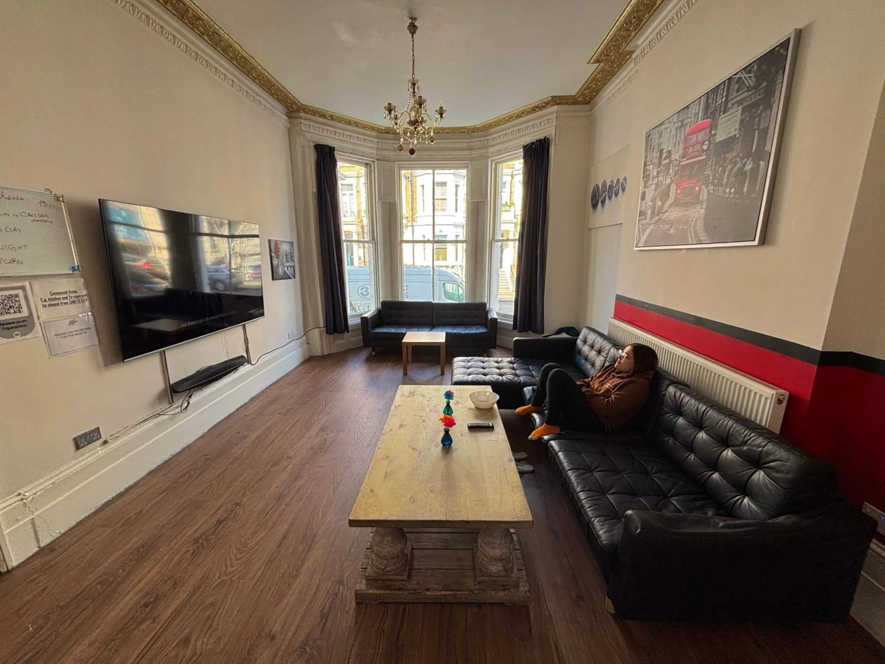 Communal lounge/ TV room in Saint James Backpackers