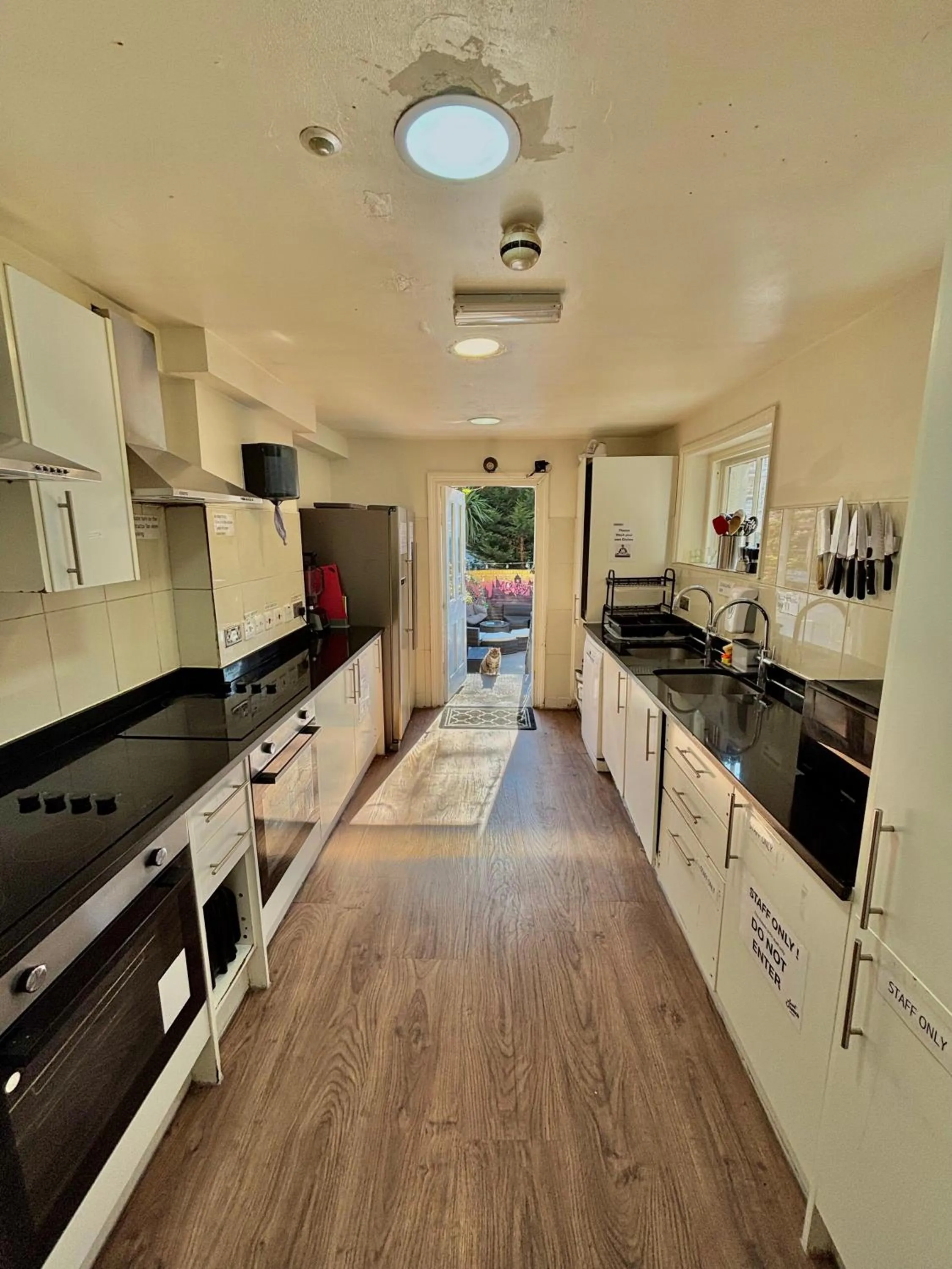 Kitchen or kitchenette in Saint James Backpackers