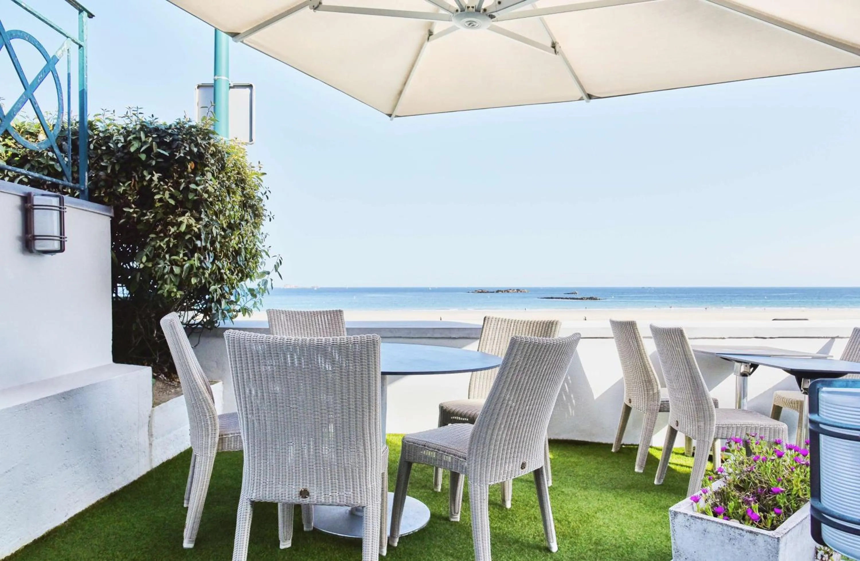 Property building in Best Western Alexandra