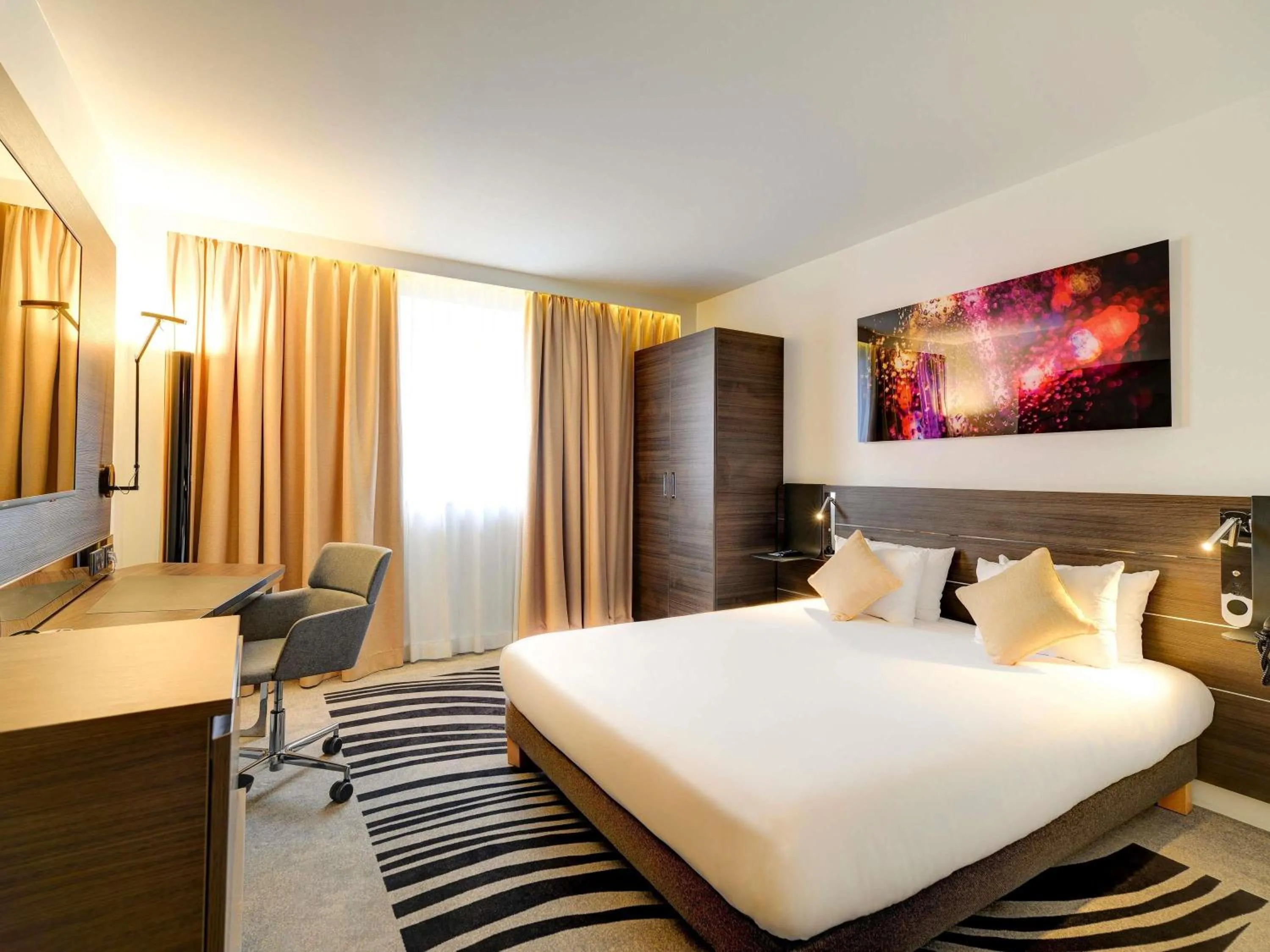 Bedroom, Bed in Novotel Paris Centre Bercy
