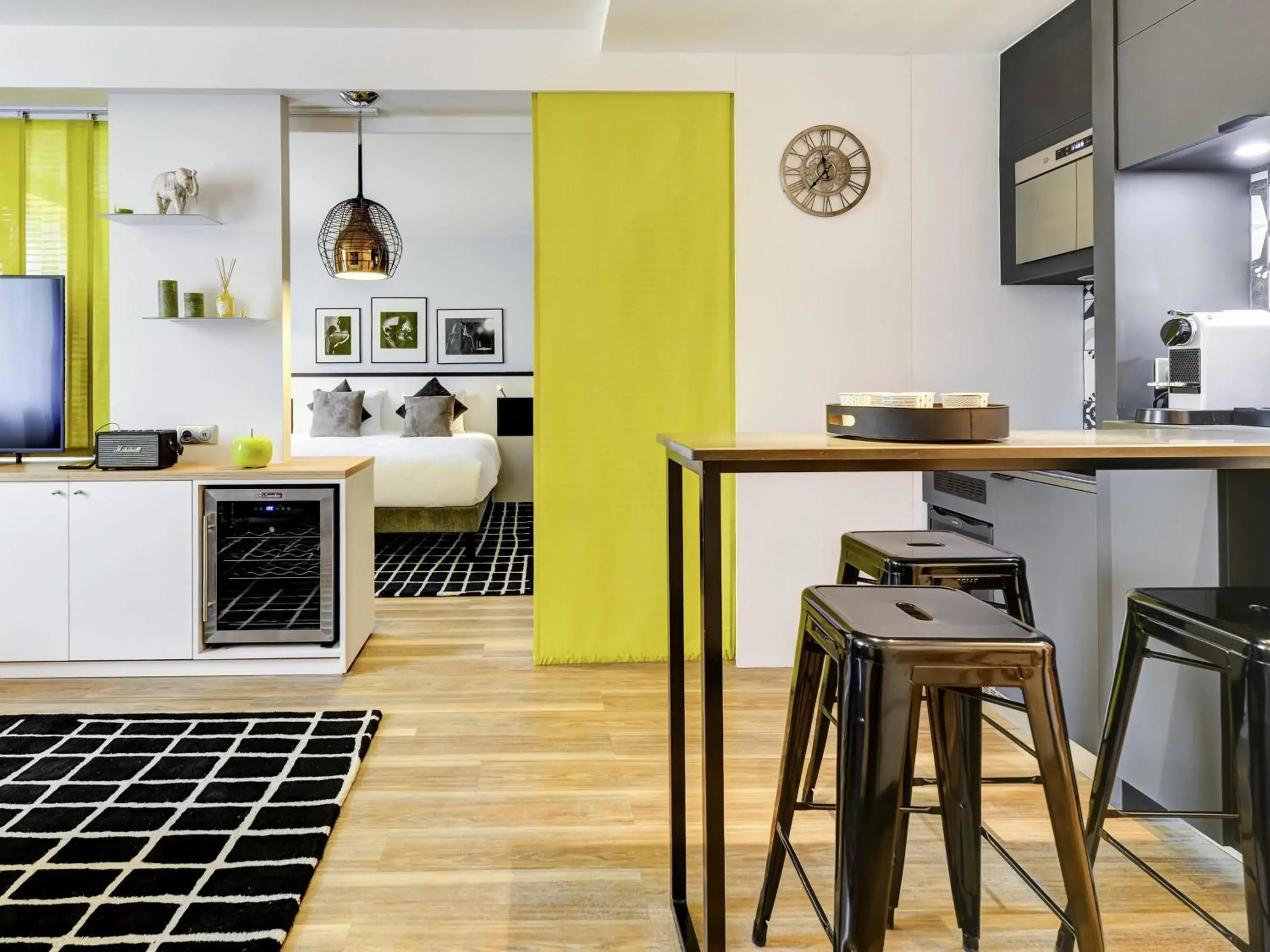 Superior Apartment with One Double Bed and View in Novotel Paris Centre Bercy Superior Apartment with One Double Bed and View in Novotel Paris Centre Bercy