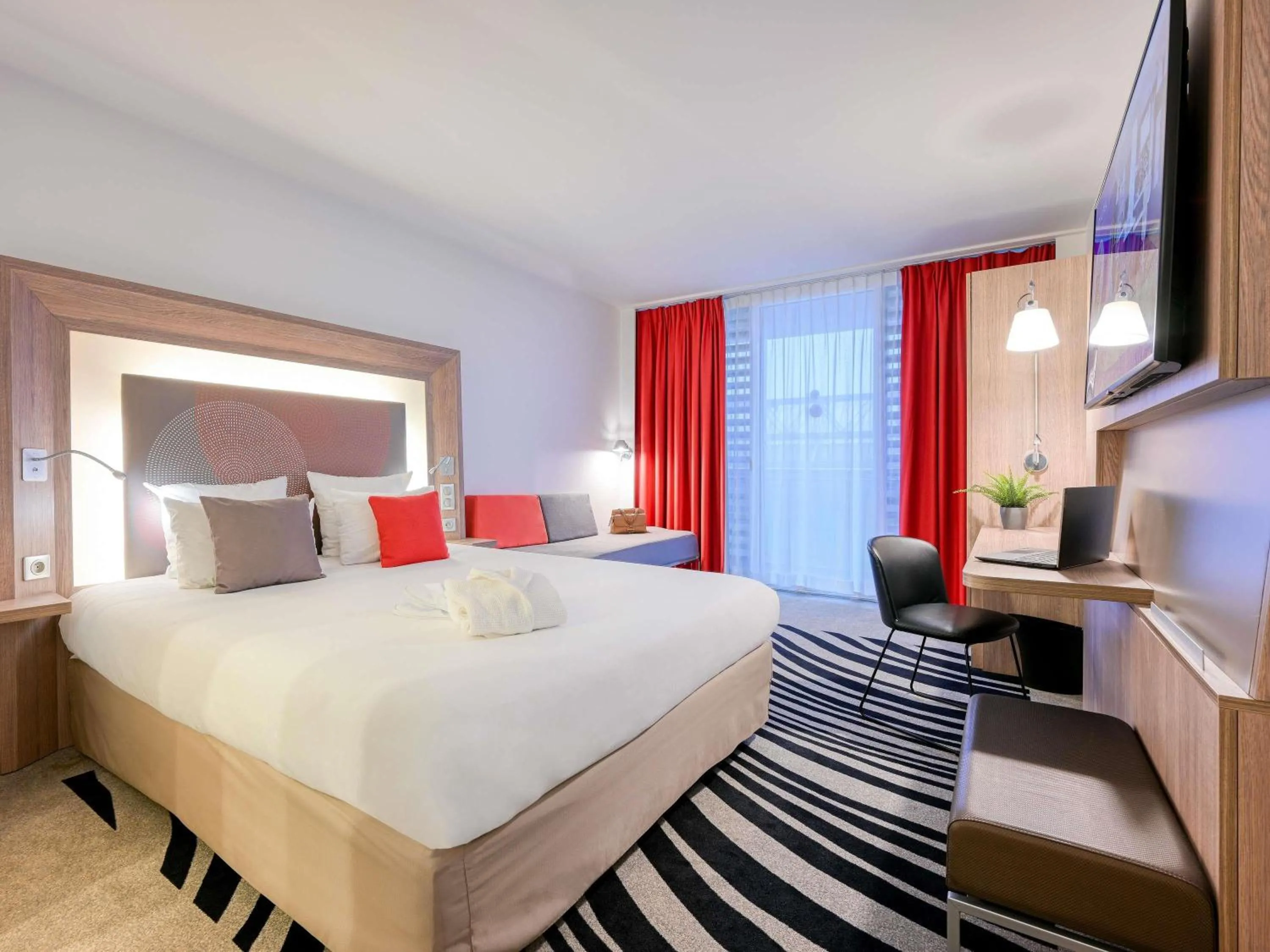 Bedroom, Bed in Novotel Paris Centre Bercy