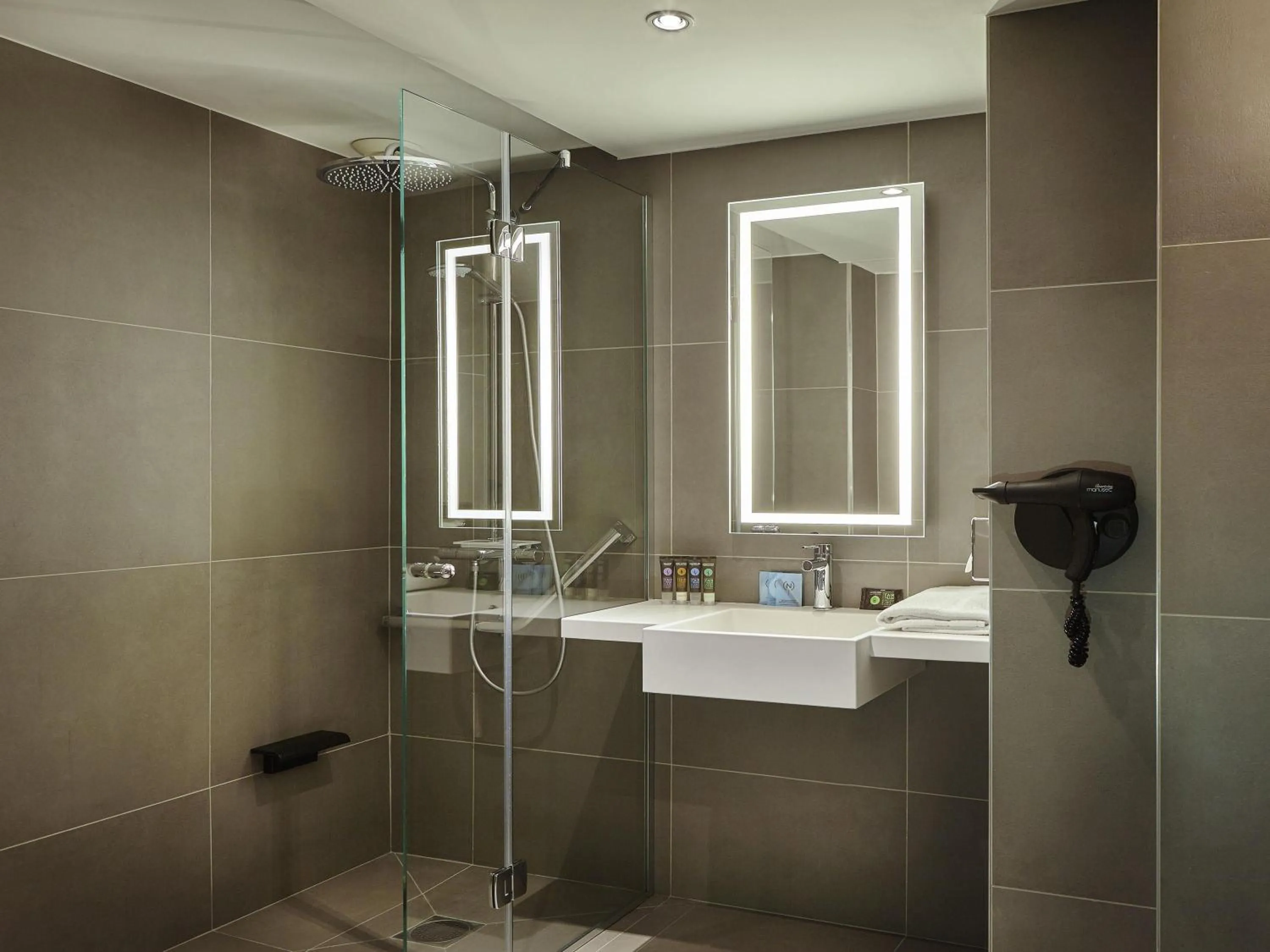 Bedroom in Novotel Paris Centre Bercy