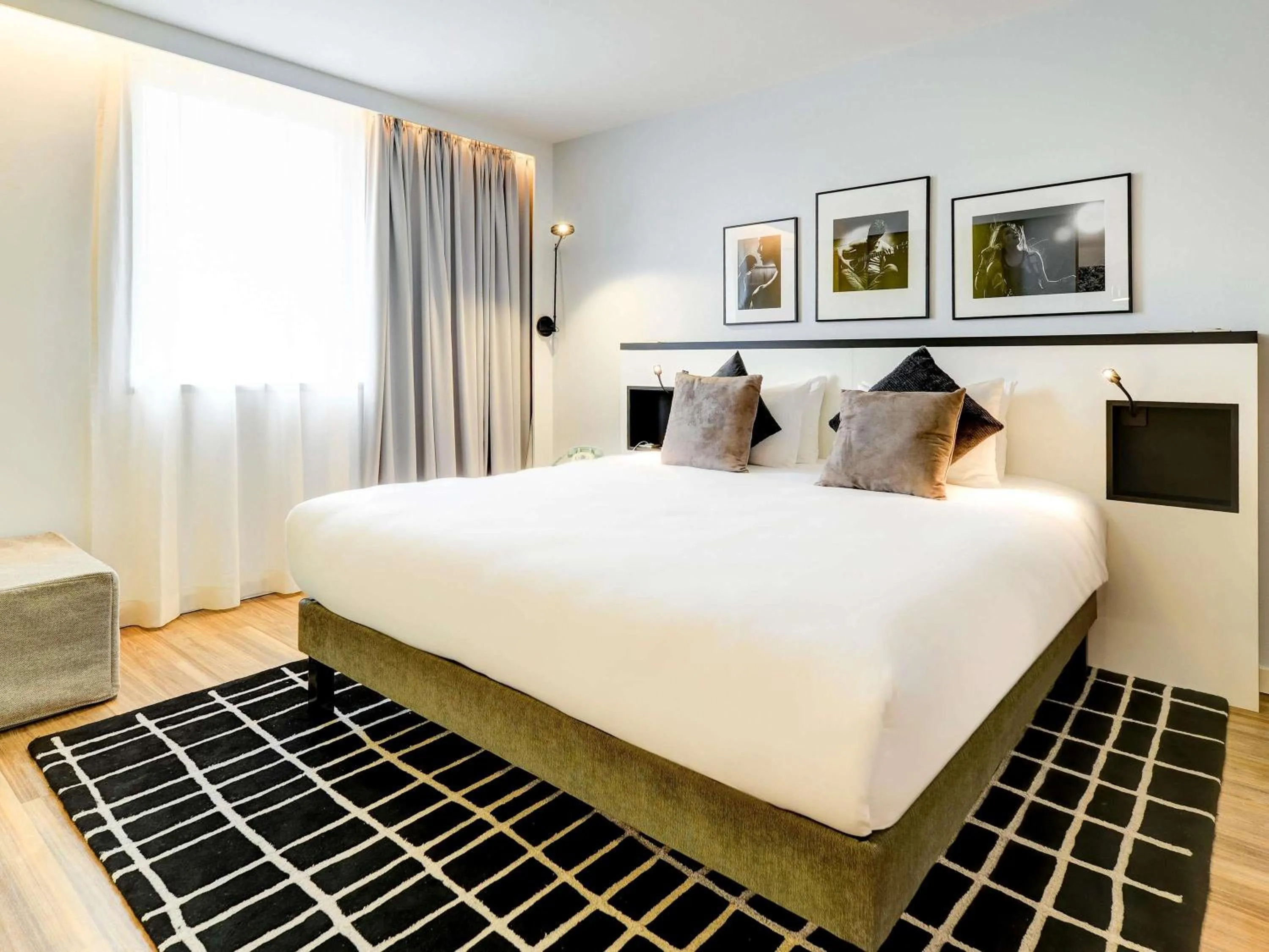 Bedroom, Bed in Novotel Paris Centre Bercy