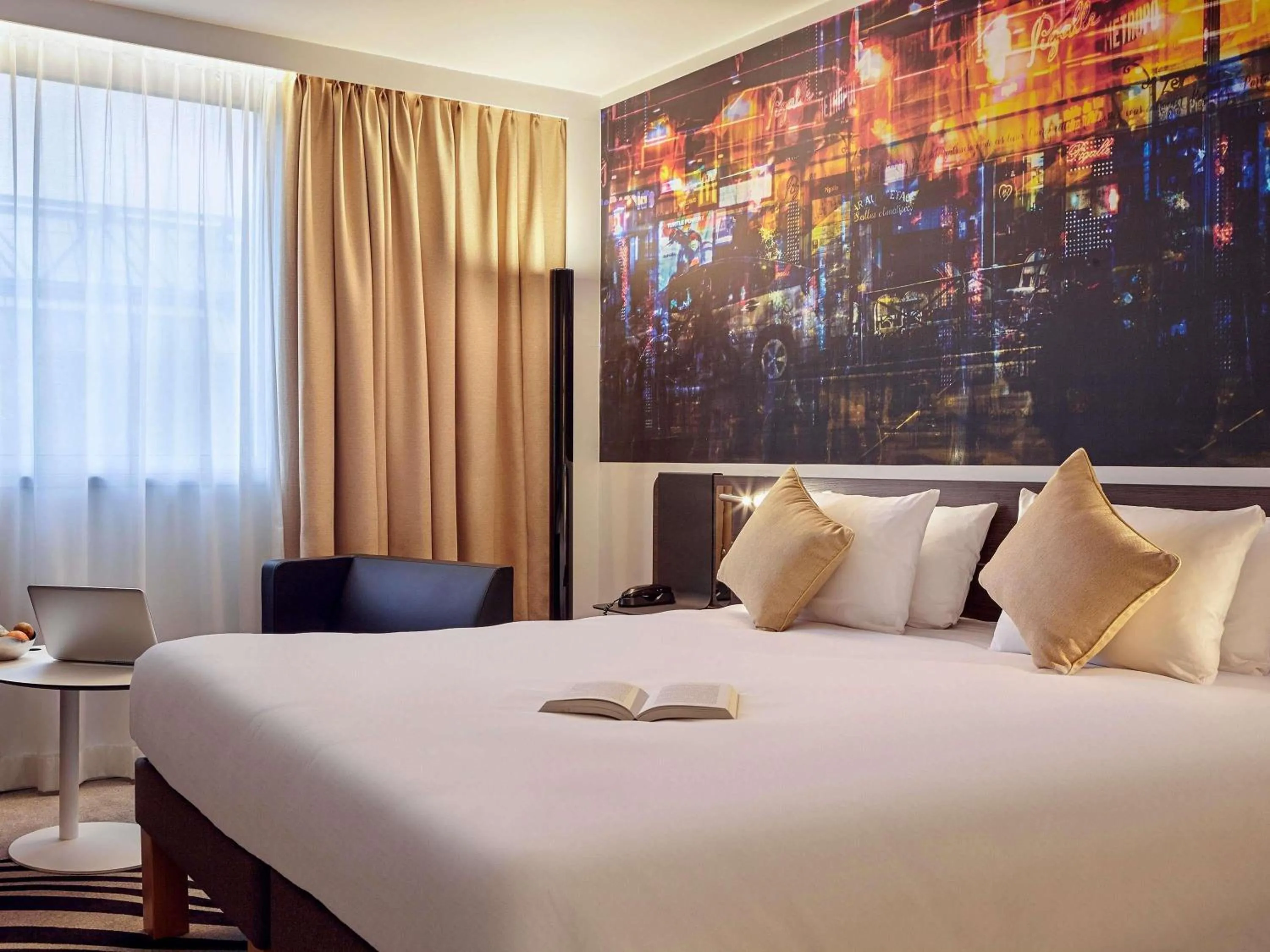 Bedroom, Bed in Novotel Paris Centre Bercy