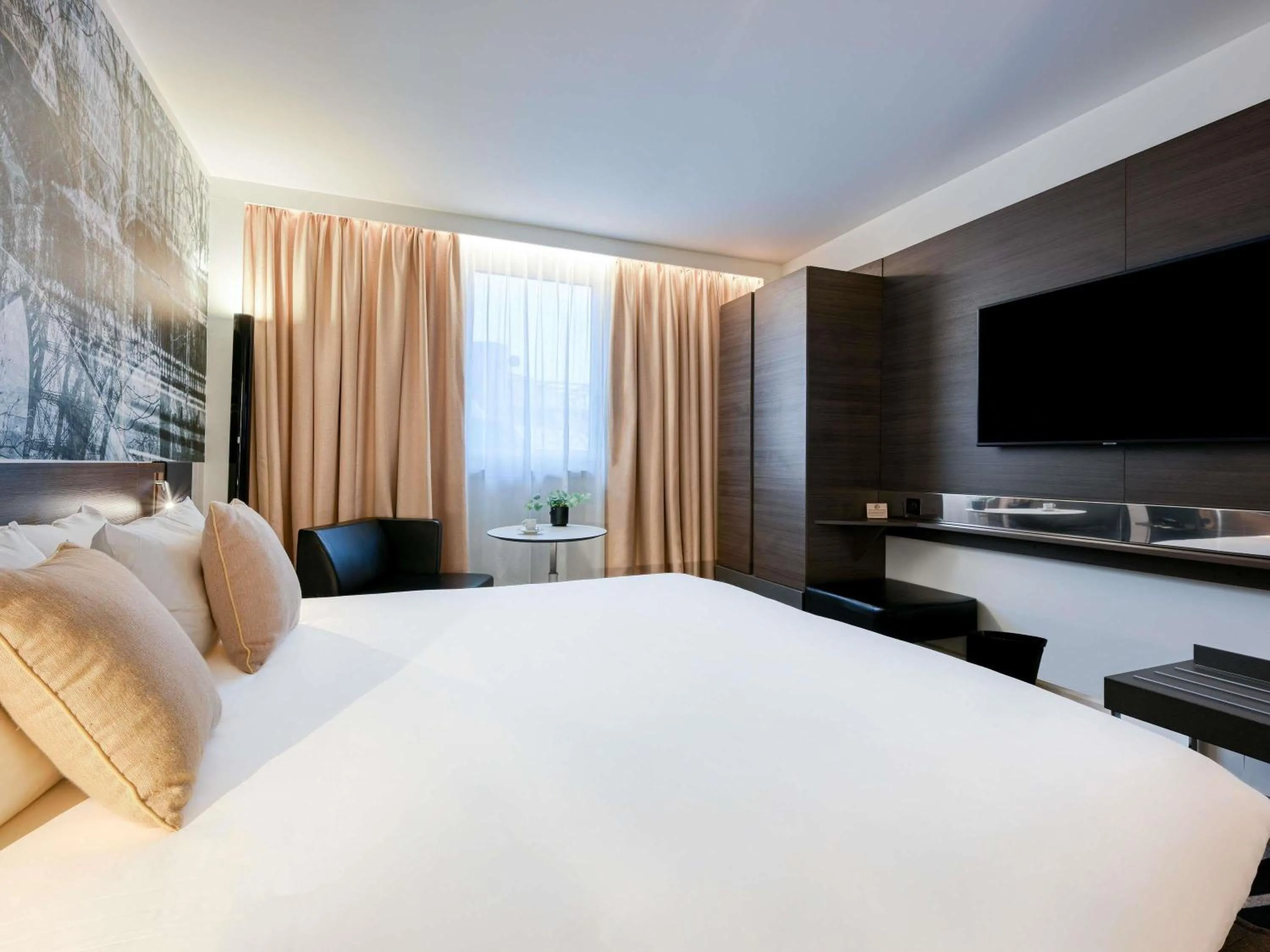 Bedroom, Bed in Novotel Paris Centre Bercy