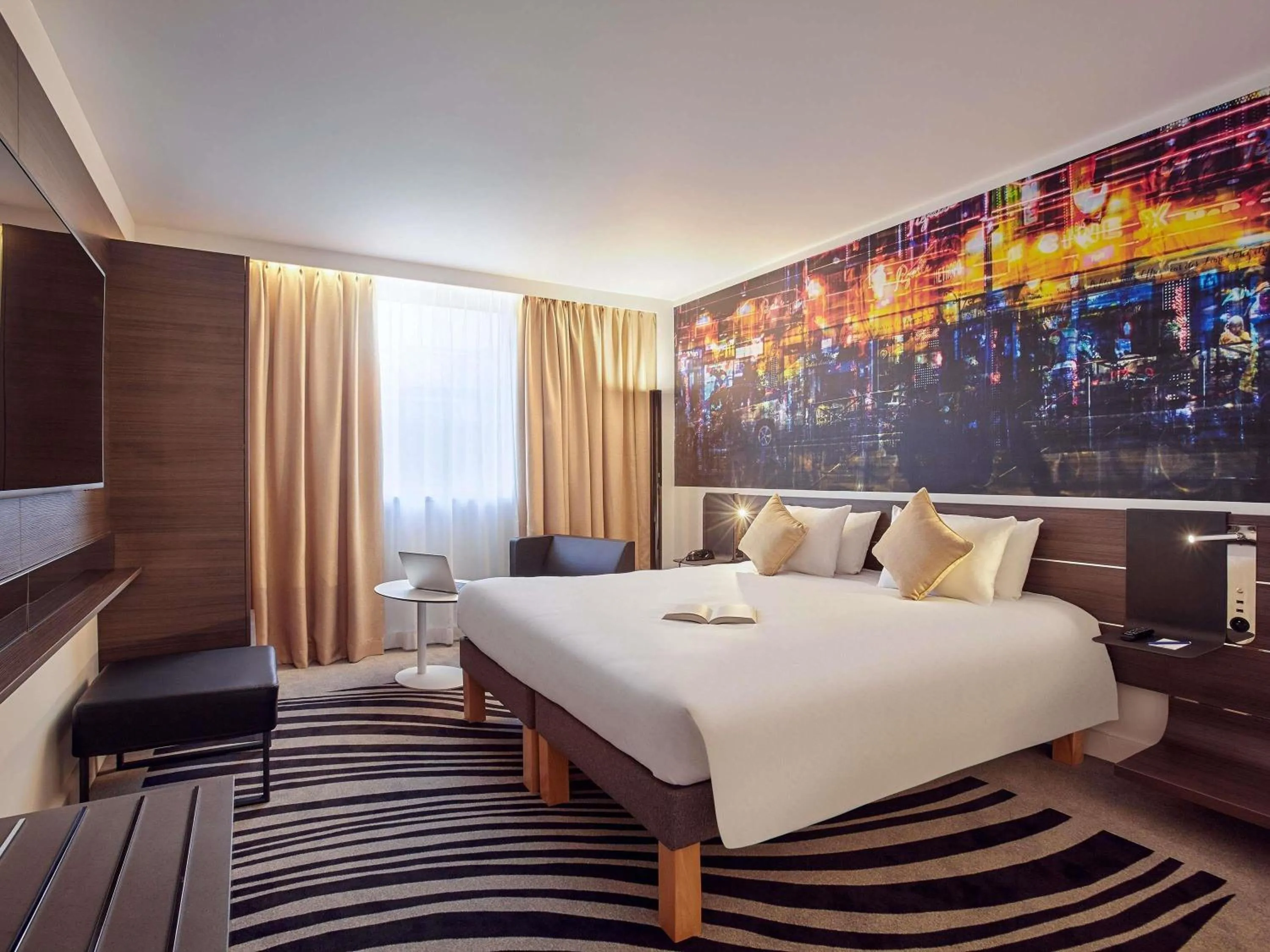 Bedroom, Bed in Novotel Paris Centre Bercy
