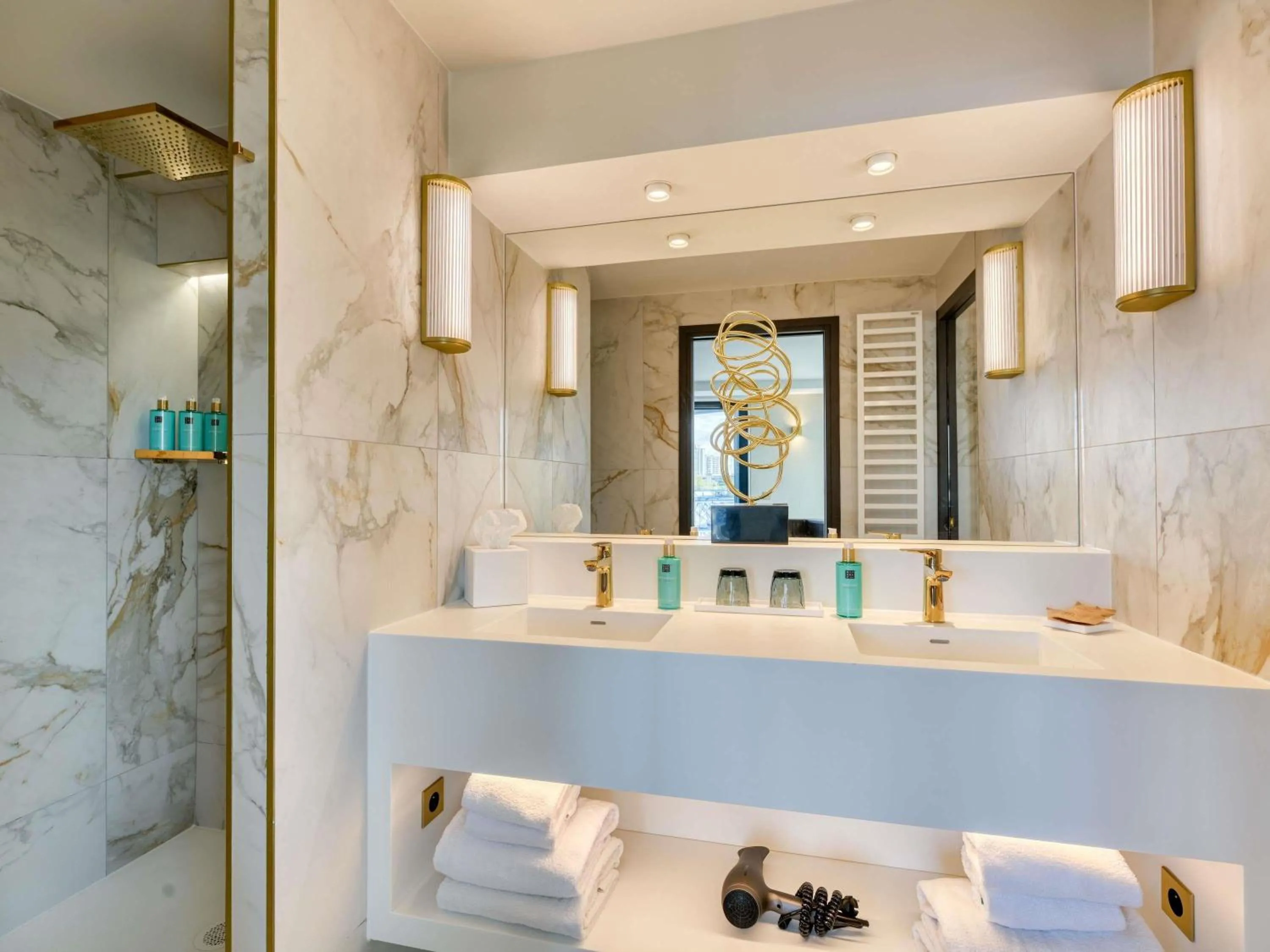 Bathroom in Novotel Paris Centre Bercy