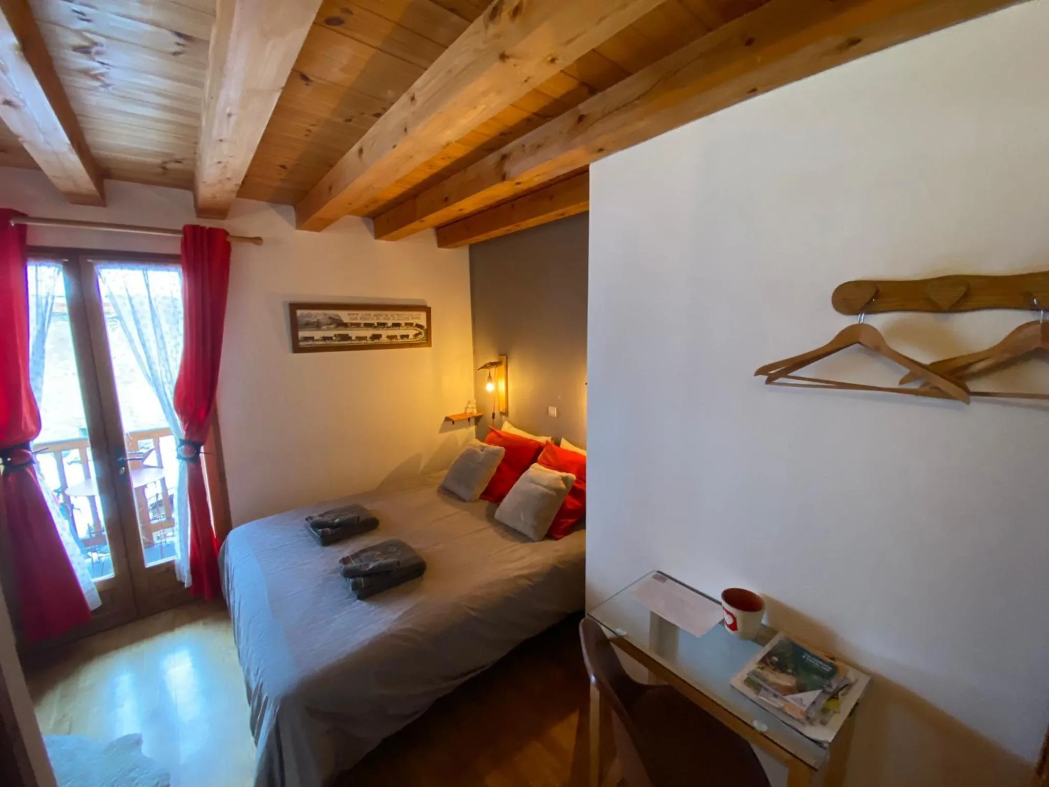 Bedroom, Bed in La Roche Meane