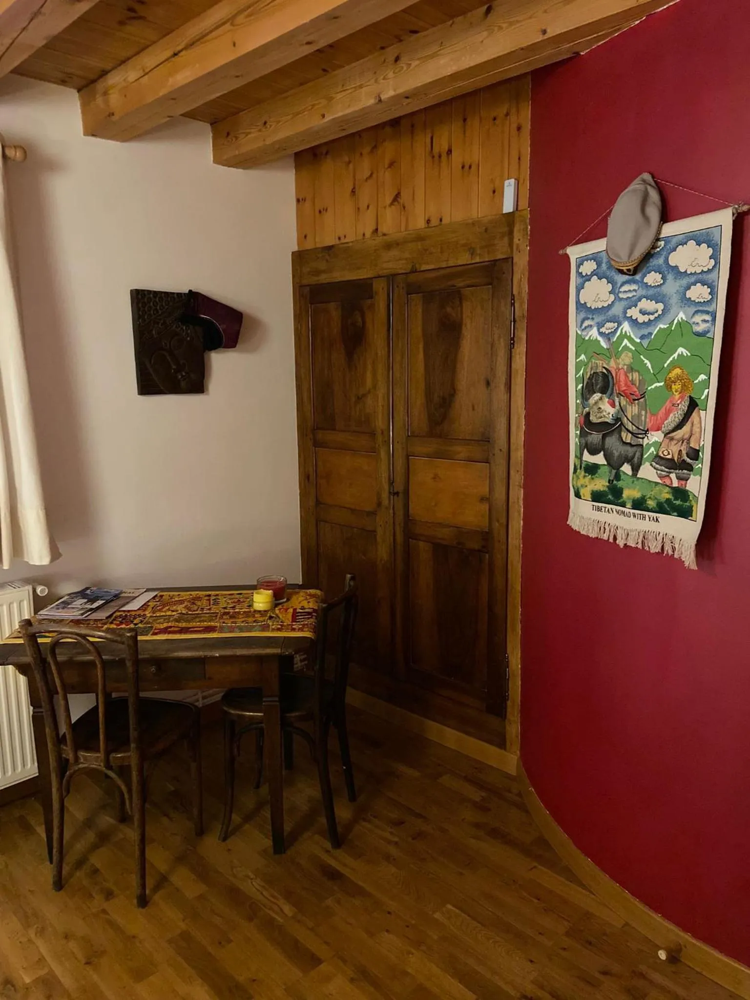 Photo of the whole room in La Roche Meane