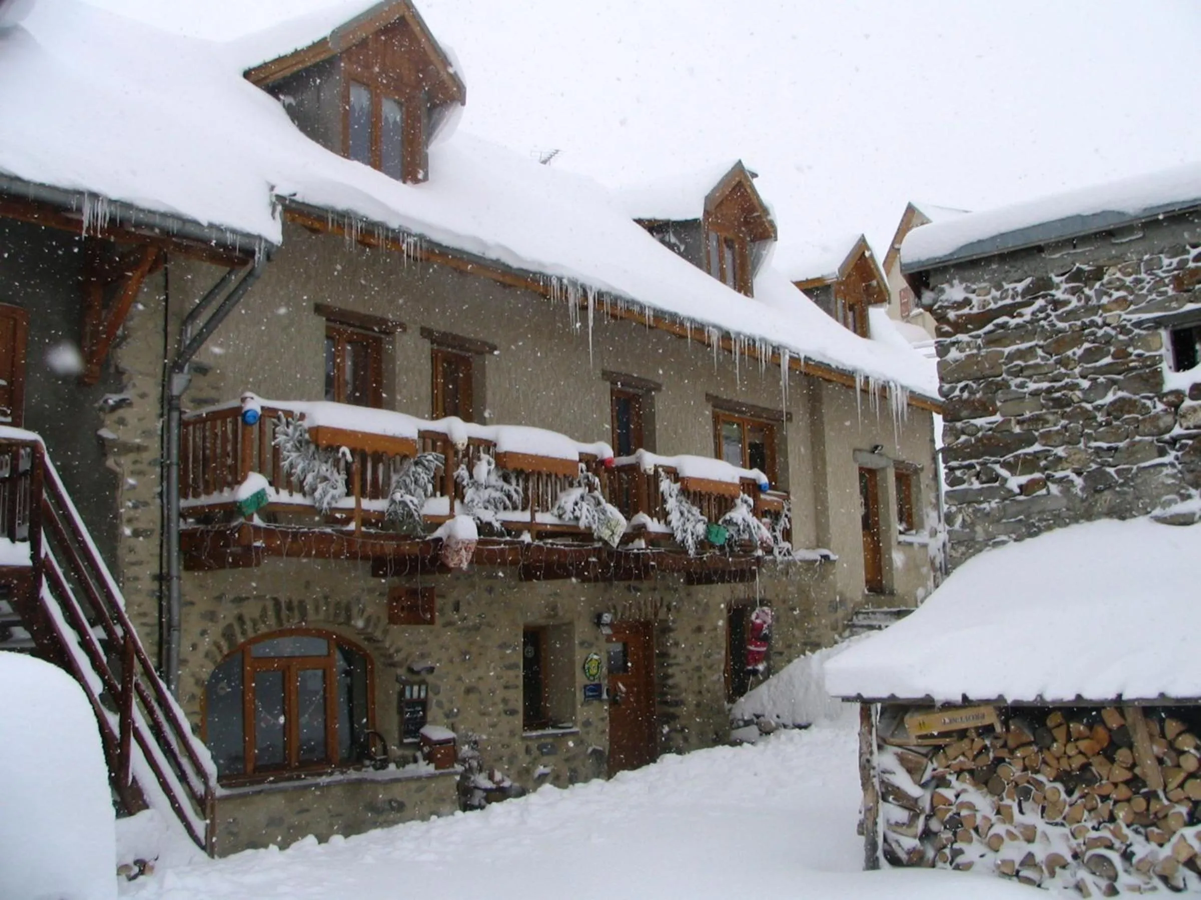 Facade/entrance in La Roche Meane