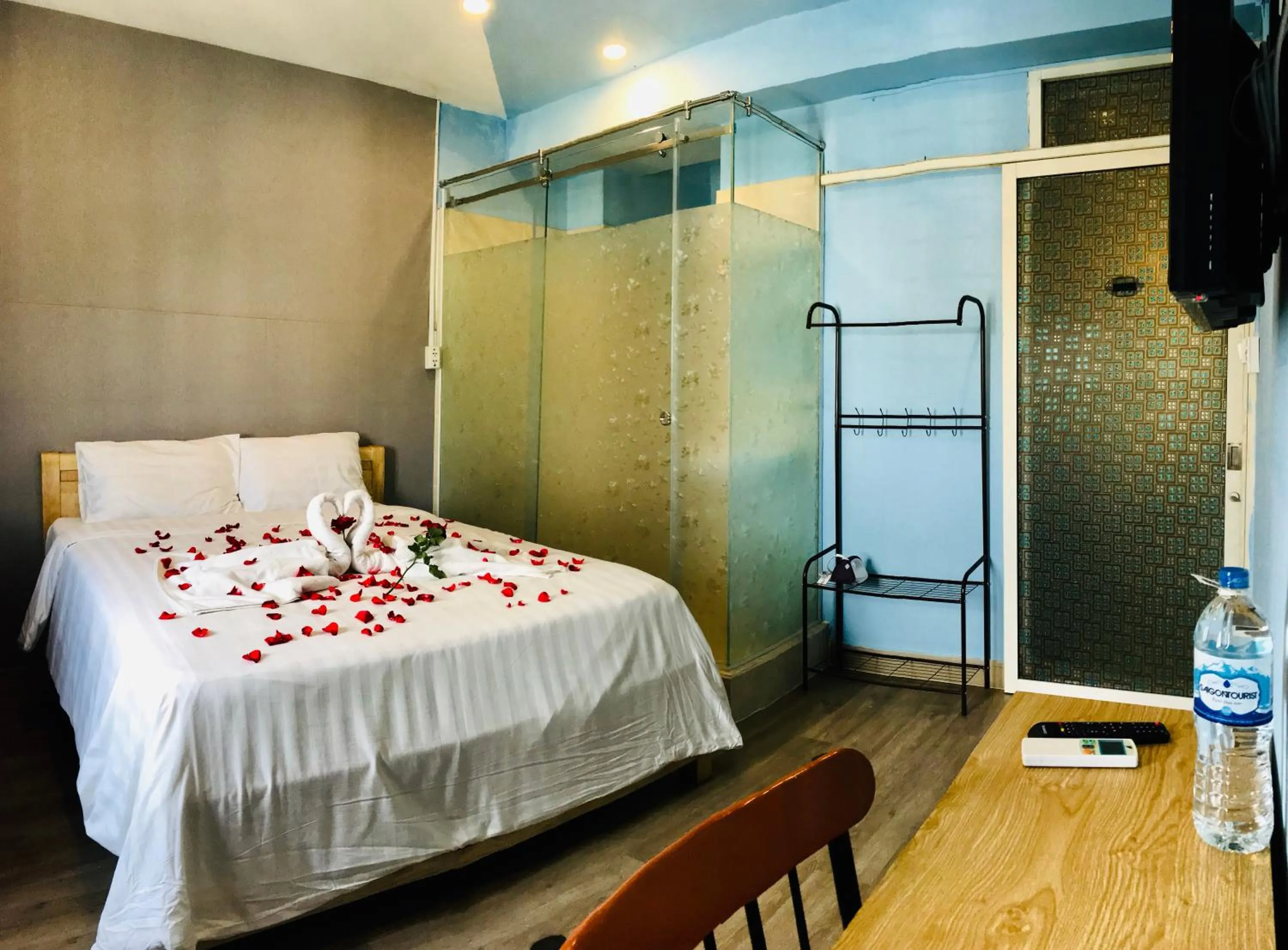 Shower, Bed in Nn Hotel