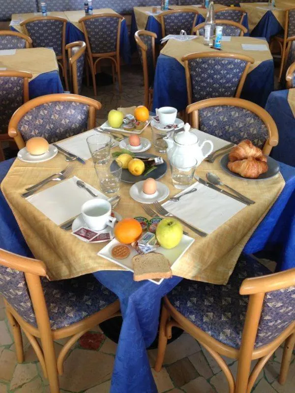 Restaurant/places to eat in Hotel Harry's