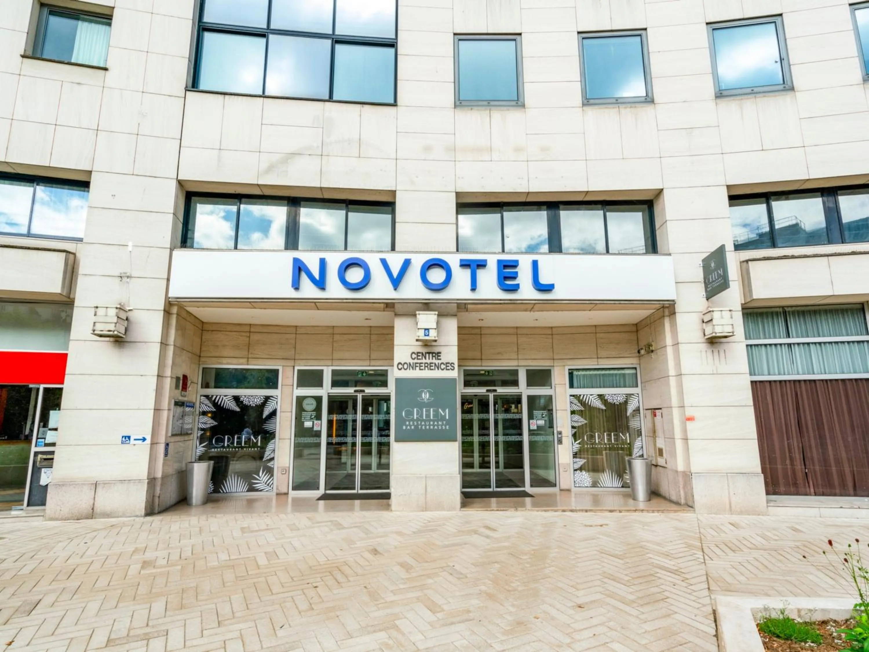 Facade/entrance in Novotel Paris Charenton le Pont