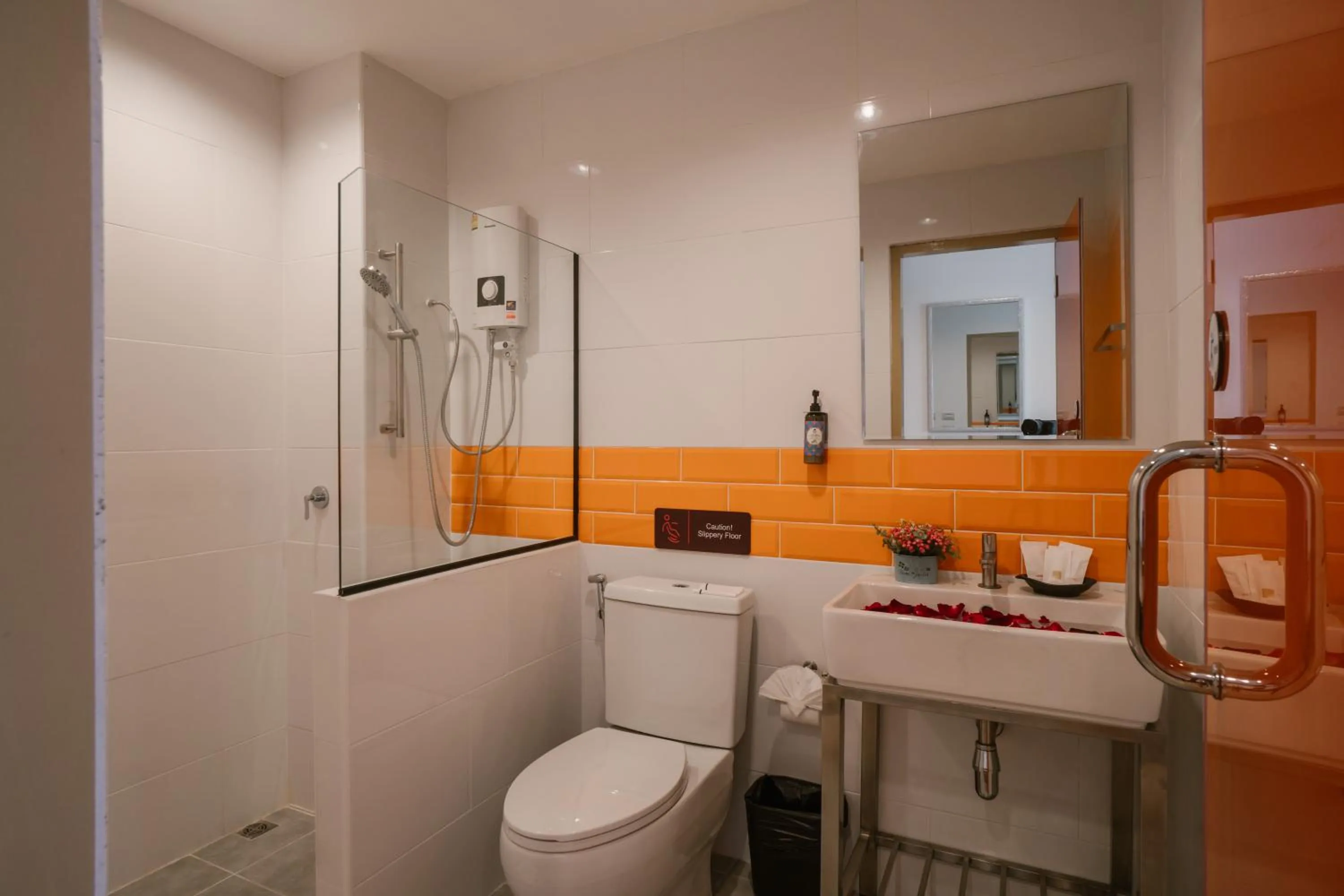 Bathroom in 7 Days Premium Hotel Don Meaung Airport