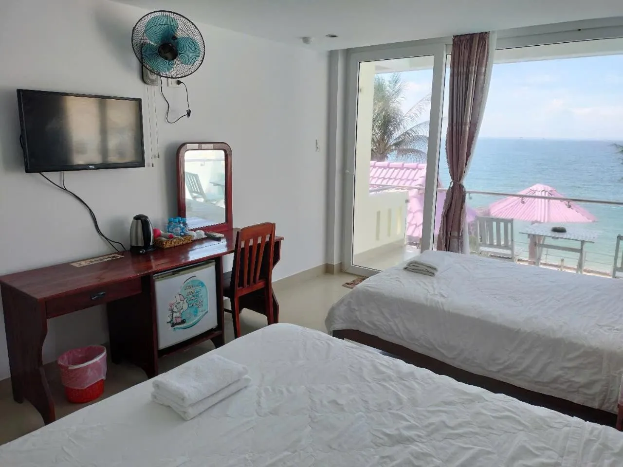 Seating area, Bed in Hai Yen Family Hotel