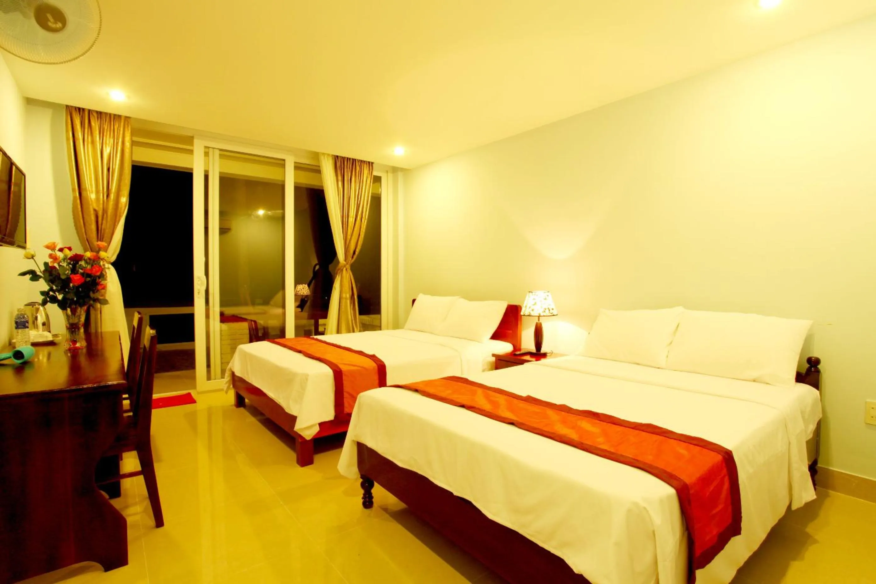 Photo of the whole room, Bed in Hai Yen Family Hotel